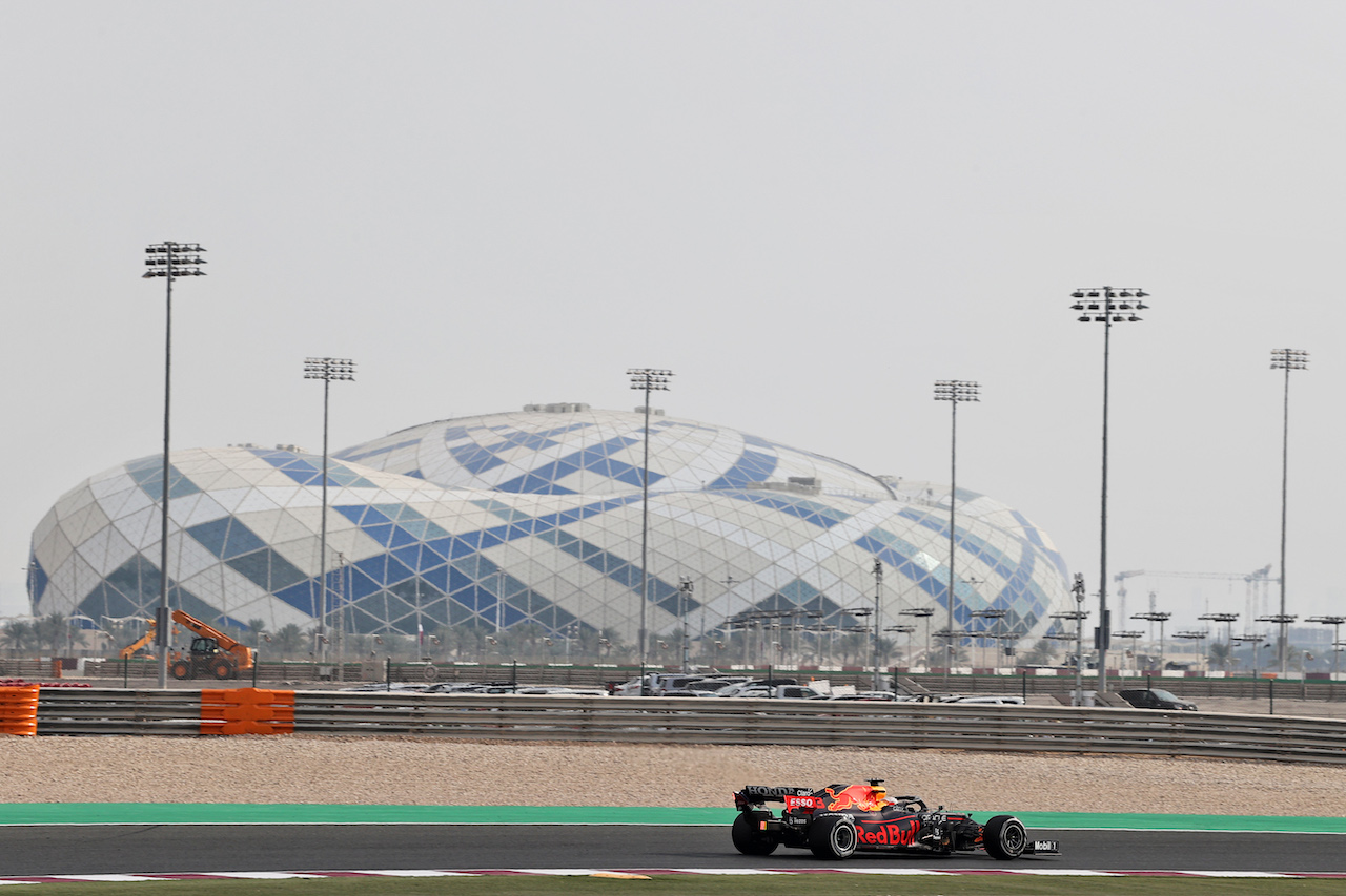 GP QATAR, Max Verstappen (NLD) Red Bull Racing RB16B.
19.11.2021 Formula 1 World Championship, Rd 20, Qatar Grand Prix, Doha, Qatar, Practice Day.
- www.xpbimages.com, EMail: requests@xpbimages.com © Copyright: Moy / XPB Images