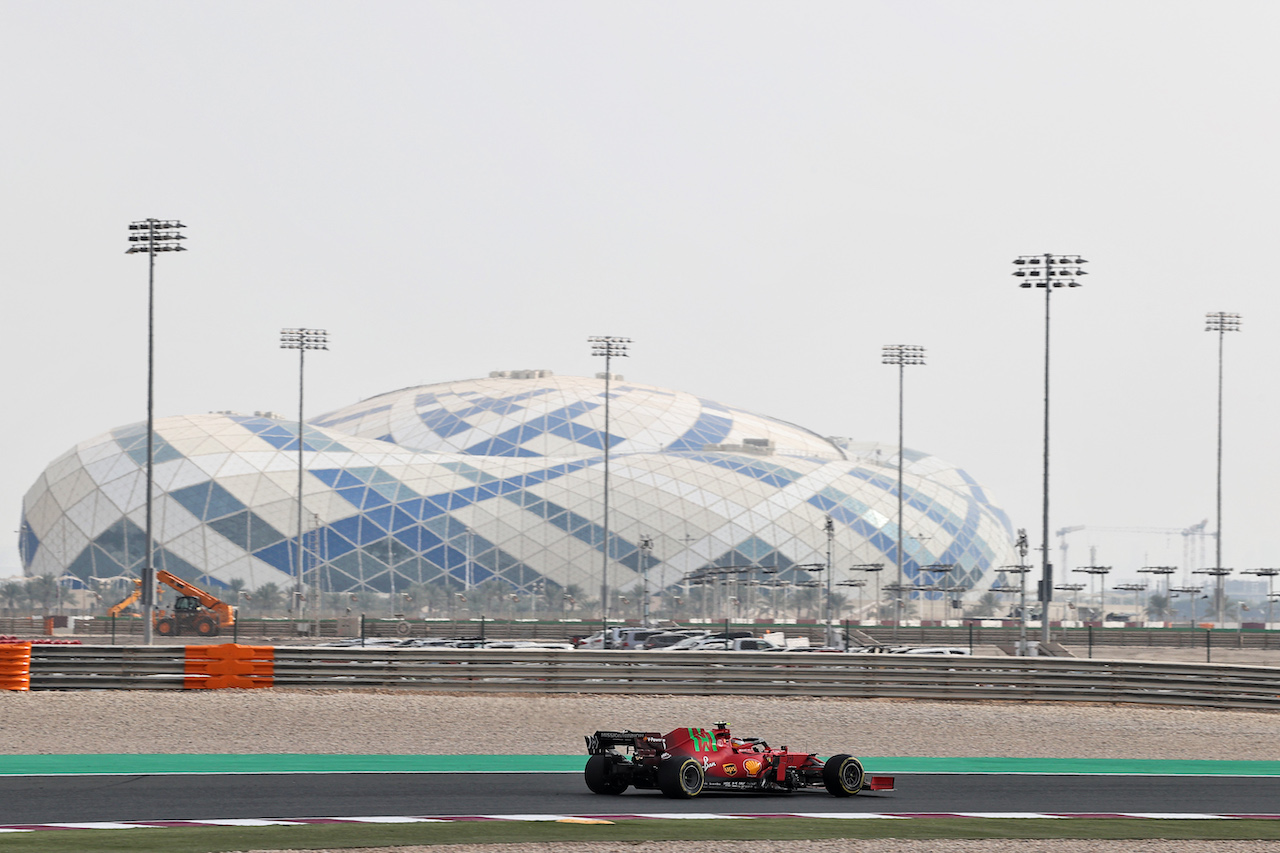 GP QATAR, Carlos Sainz Jr (ESP) Ferrari SF-21.
19.11.2021 Formula 1 World Championship, Rd 20, Qatar Grand Prix, Doha, Qatar, Practice Day.
- www.xpbimages.com, EMail: requests@xpbimages.com © Copyright: Moy / XPB Images
