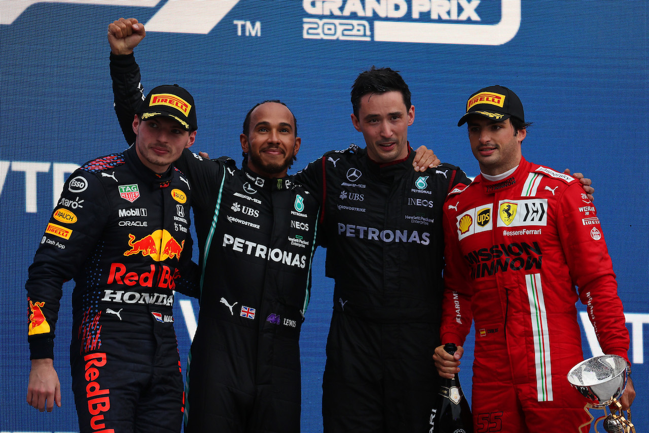 GP RUSSIA, 1st place Lewis Hamilton (GBR) Mercedes AMG F1 W12 with 2nd place Max Verstappen (NLD) Red Bull Racing RB16B e 3rd place Carlos Sainz Jr (ESP) Ferrari SF-21.
26.09.2021. Formula 1 World Championship, Rd 15, Russian Grand Prix, Sochi Autodrom, Sochi, Russia, Gara Day.
- www.xpbimages.com, EMail: requests@xpbimages.com © Copyright: Batchelor / XPB Images