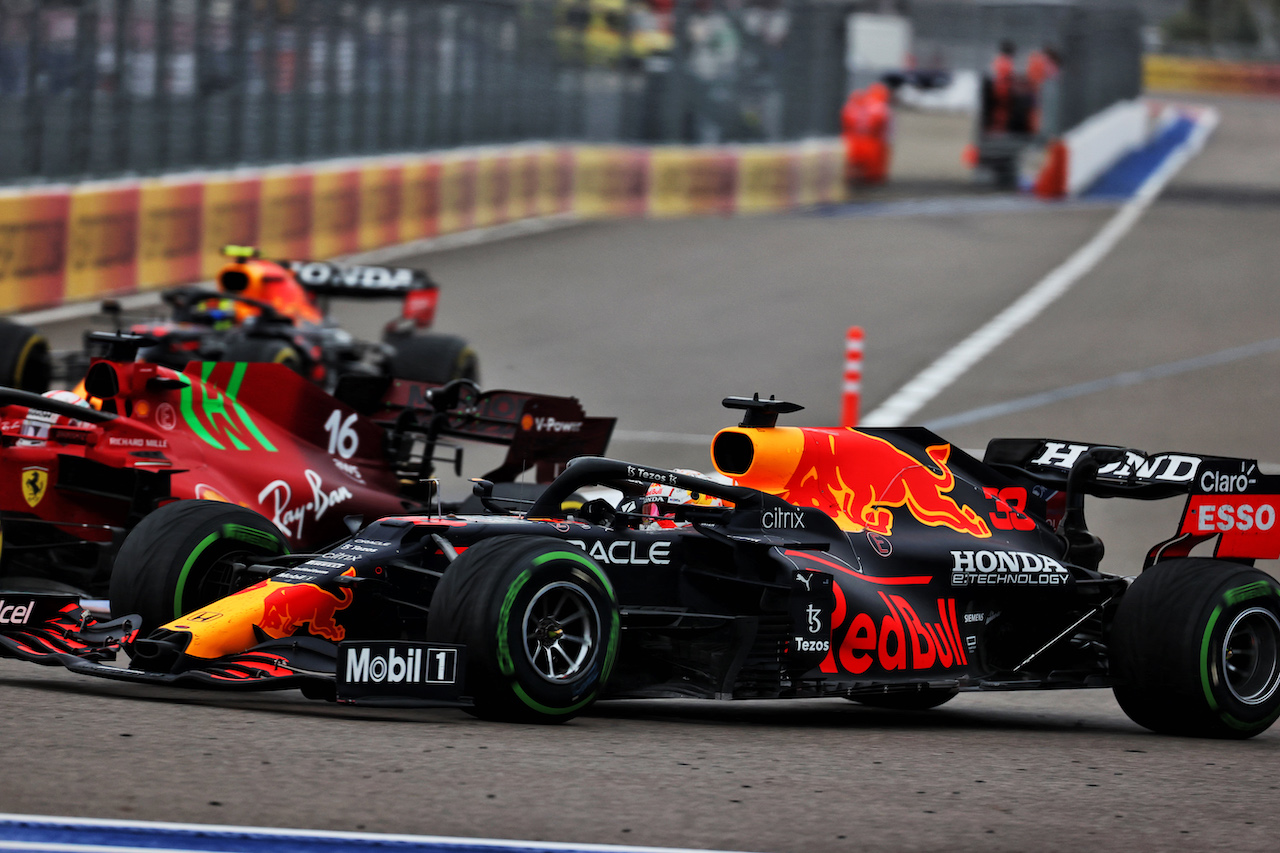GP RUSSIA, Charles Leclerc (MON) Ferrari SF-21 e Max Verstappen (NLD) Red Bull Racing RB16B battle for position.
26.09.2021. Formula 1 World Championship, Rd 15, Russian Grand Prix, Sochi Autodrom, Sochi, Russia, Gara Day.
- www.xpbimages.com, EMail: requests@xpbimages.com © Copyright: Batchelor / XPB Images