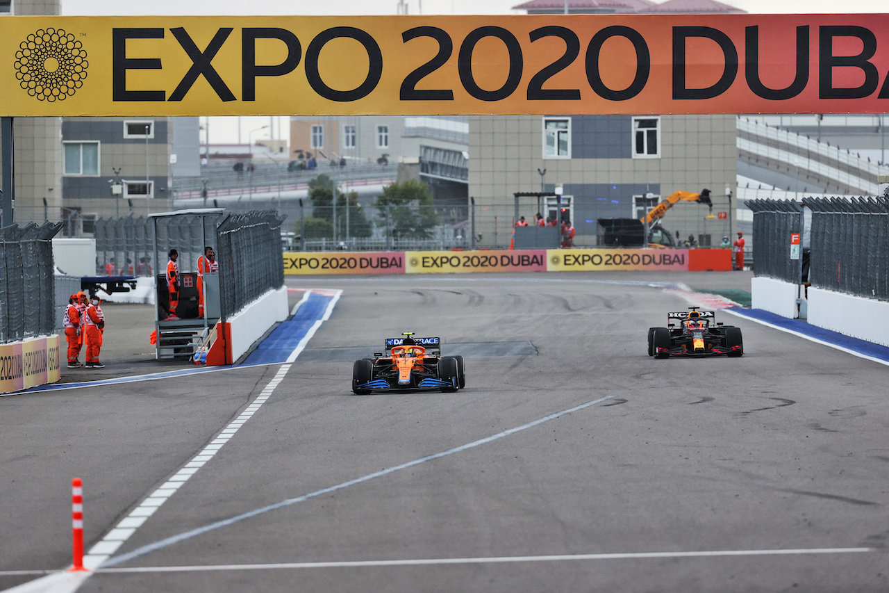GP RUSSIA, Lando Norris (GBR) McLaren MCL35M heads into the pits as Max Verstappen (NLD) Red Bull Racing RB16B passes him.
26.09.2021. Formula 1 World Championship, Rd 15, Russian Grand Prix, Sochi Autodrom, Sochi, Russia, Gara Day.
- www.xpbimages.com, EMail: requests@xpbimages.com © Copyright: Batchelor / XPB Images