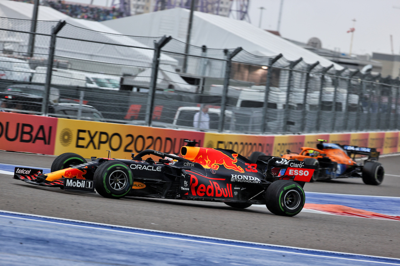 GP RUSSIA, Lando Norris (GBR) McLaren MCL35M heads into the pits as Max Verstappen (NLD) Red Bull Racing RB16B passes him.
26.09.2021. Formula 1 World Championship, Rd 15, Russian Grand Prix, Sochi Autodrom, Sochi, Russia, Gara Day.
- www.xpbimages.com, EMail: requests@xpbimages.com © Copyright: Batchelor / XPB Images