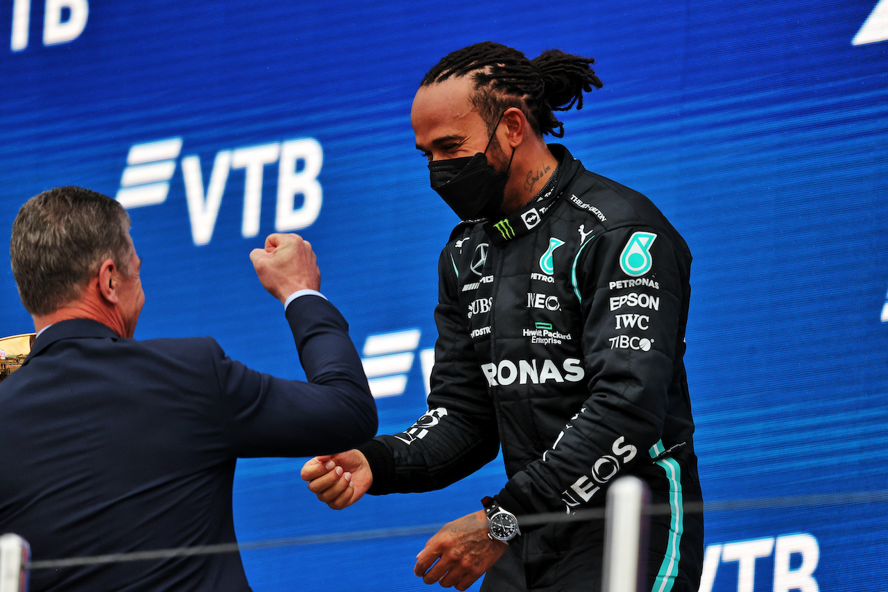 GP RUSSIA, Gara winner Lewis Hamilton (GBR) Mercedes AMG F1 celebrates on the podium with Dmitry Kozak (RUS) Former Deputy Chairman of the Government of the Russian Federation.
26.09.2021. Formula 1 World Championship, Rd 15, Russian Grand Prix, Sochi Autodrom, Sochi, Russia, Gara Day.
- www.xpbimages.com, EMail: requests@xpbimages.com © Copyright: Moy / XPB Images