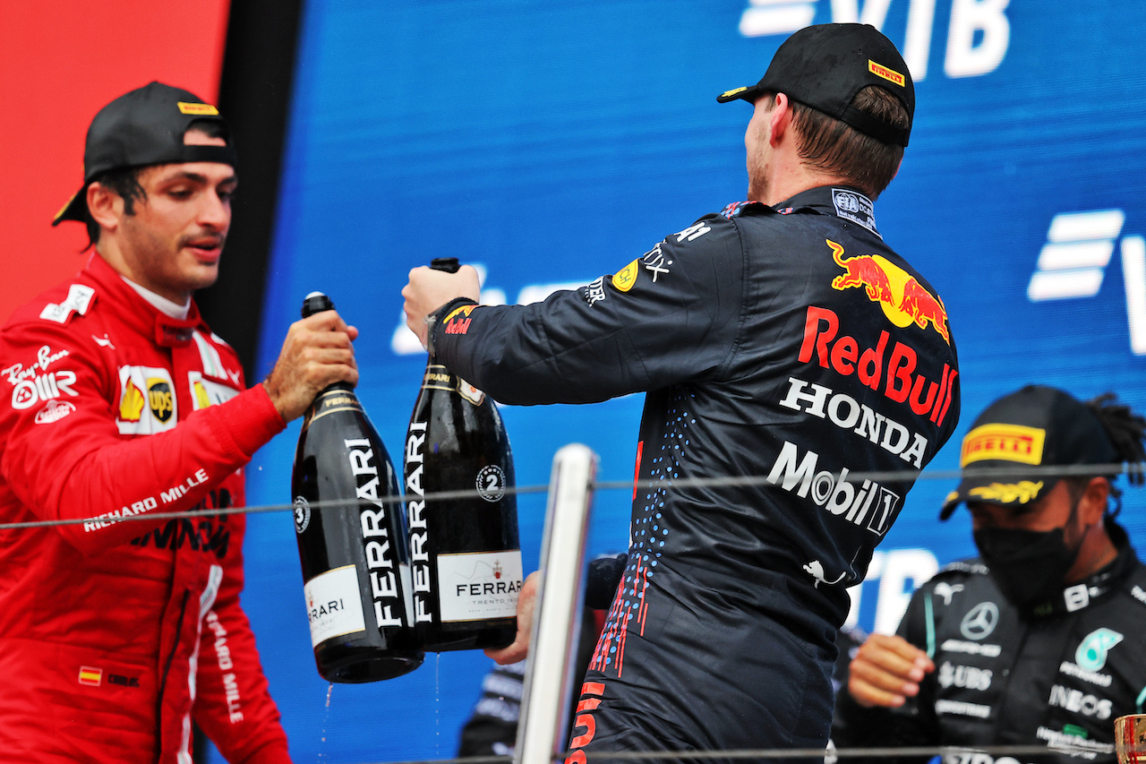 GP RUSSIA, (L to R): Carlos Sainz Jr (ESP) Ferrari celebrates his third position on the podium with second placed Max Verstappen (NLD) Red Bull Racing.
26.09.2021. Formula 1 World Championship, Rd 15, Russian Grand Prix, Sochi Autodrom, Sochi, Russia, Gara Day.
- www.xpbimages.com, EMail: requests@xpbimages.com © Copyright: Moy / XPB Images
