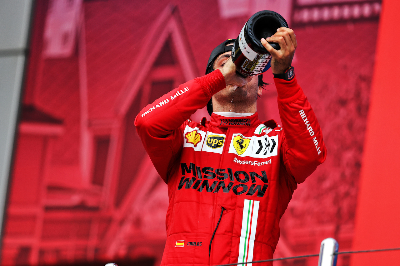 GP RUSSIA, Carlos Sainz Jr (ESP) Ferrari celebrates his third position on the podium.
26.09.2021. Formula 1 World Championship, Rd 15, Russian Grand Prix, Sochi Autodrom, Sochi, Russia, Gara Day.
- www.xpbimages.com, EMail: requests@xpbimages.com © Copyright: Moy / XPB Images