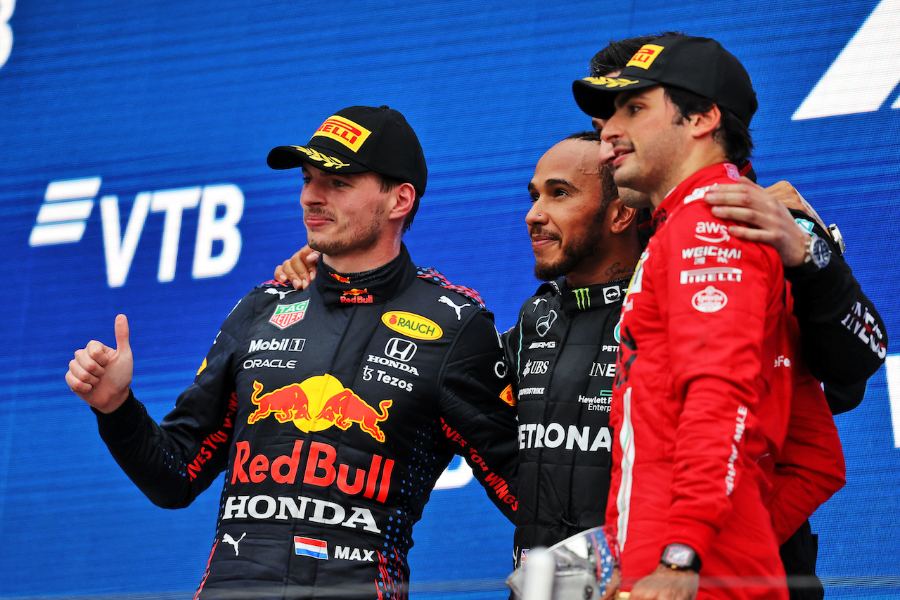 GP RUSSIA, The podium (L to R): Max Verstappen (NLD) Red Bull Racing, second; Lewis Hamilton (GBR) Mercedes AMG F1, vincitore; Carlos Sainz Jr (ESP) Ferrari, third.
26.09.2021. Formula 1 World Championship, Rd 15, Russian Grand Prix, Sochi Autodrom, Sochi, Russia, Gara Day.
- www.xpbimages.com, EMail: requests@xpbimages.com © Copyright: Moy / XPB Images