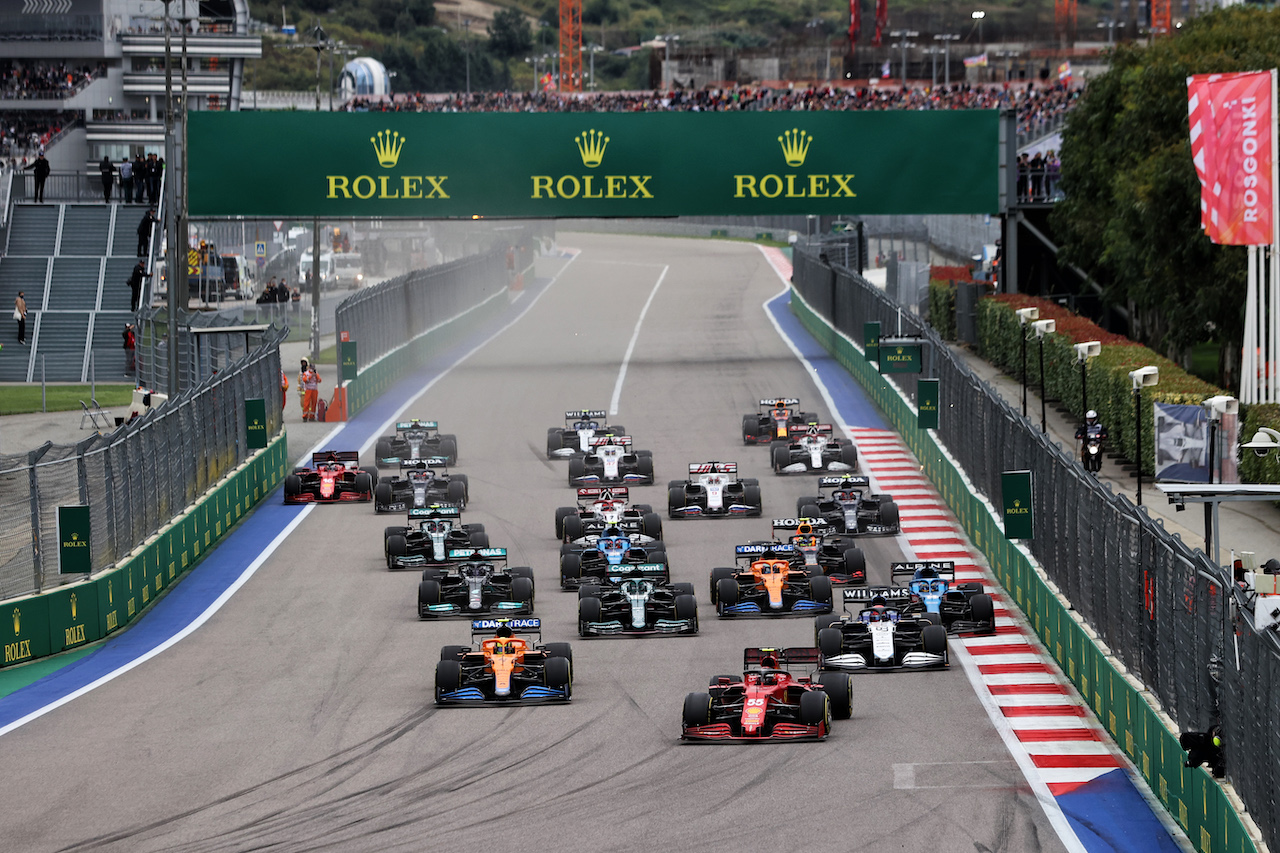 GP RUSSIA, Carlos Sainz Jr (ESP) Ferrari SF-21 davanti a Lando Norris (GBR) McLaren MCL35M at the partenza of the race.
26.09.2021. Formula 1 World Championship, Rd 15, Russian Grand Prix, Sochi Autodrom, Sochi, Russia, Gara Day.
- www.xpbimages.com, EMail: requests@xpbimages.com © Copyright: Moy / XPB Images