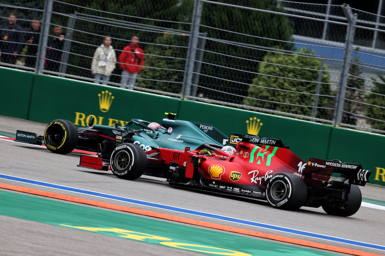 GP RUSSIA, Sebastian Vettel (GER) Aston Martin F1 Team AMR21 e Charles Leclerc (MON) Ferrari SF-21 battle for position.
26.09.2021. Formula 1 World Championship, Rd 15, Russian Grand Prix, Sochi Autodrom, Sochi, Russia, Gara Day.
- www.xpbimages.com, EMail: requests@xpbimages.com © Copyright: Moy / XPB Images
