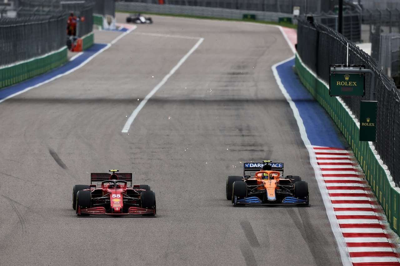GP RUSSIA, Carlos Sainz Jr (ESP) Ferrari SF-21 e Lando Norris (GBR) McLaren MCL35M battle for the lead of the race.
26.09.2021. Formula 1 World Championship, Rd 15, Russian Grand Prix, Sochi Autodrom, Sochi, Russia, Gara Day.
- www.xpbimages.com, EMail: requests@xpbimages.com © Copyright: Moy / XPB Images