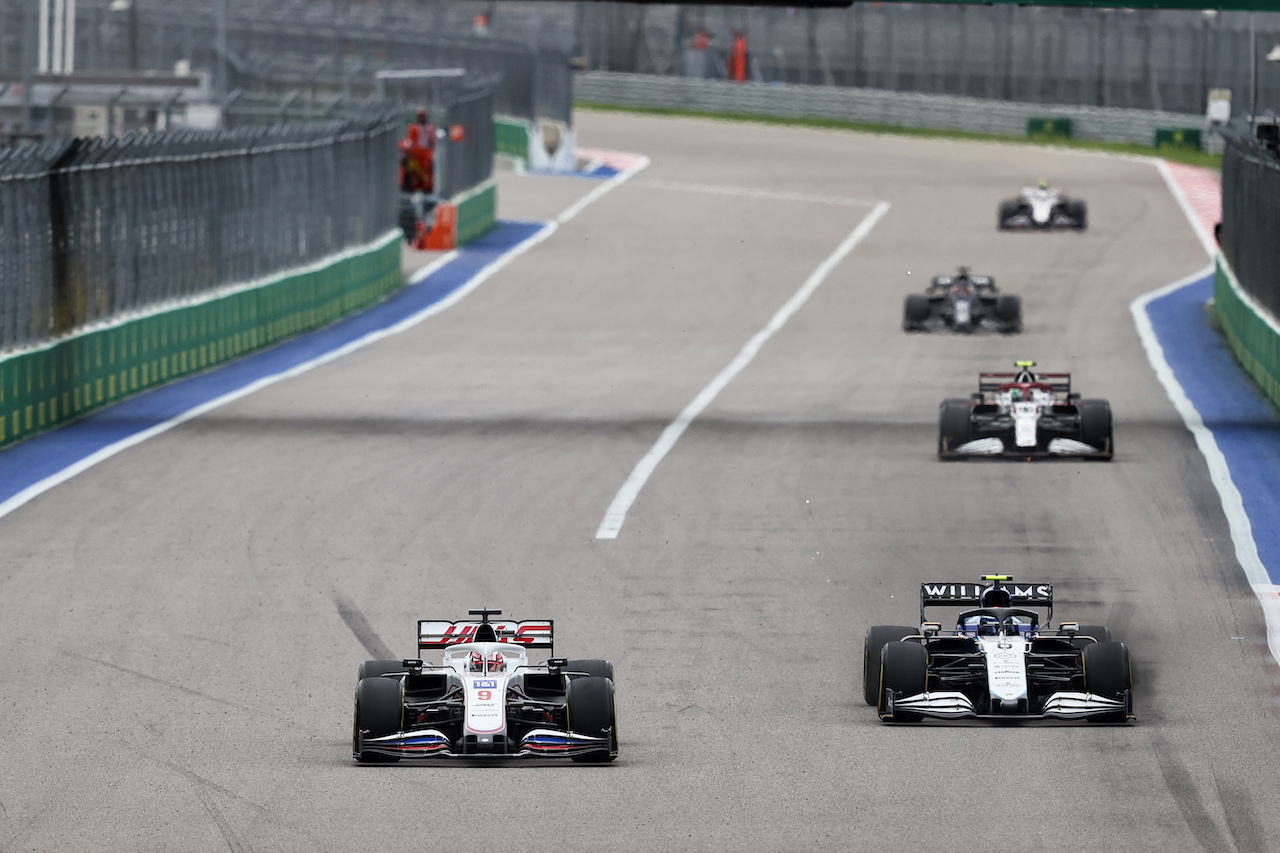 GP RUSSIA, Nikita Mazepin (RUS) Haas F1 Team VF-21 e Nicholas Latifi (CDN) Williams Racing FW43B battle for position.
26.09.2021. Formula 1 World Championship, Rd 15, Russian Grand Prix, Sochi Autodrom, Sochi, Russia, Gara Day.
- www.xpbimages.com, EMail: requests@xpbimages.com © Copyright: Moy / XPB Images