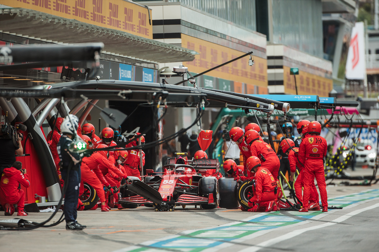 GP RUSSIA, Carlos Sainz Jr (ESP) Ferrari SF-21 makes a pit stop.
26.09.2021. Formula 1 World Championship, Rd 15, Russian Grand Prix, Sochi Autodrom, Sochi, Russia, Gara Day.
- www.xpbimages.com, EMail: requests@xpbimages.com © Copyright: Bearne / XPB Images