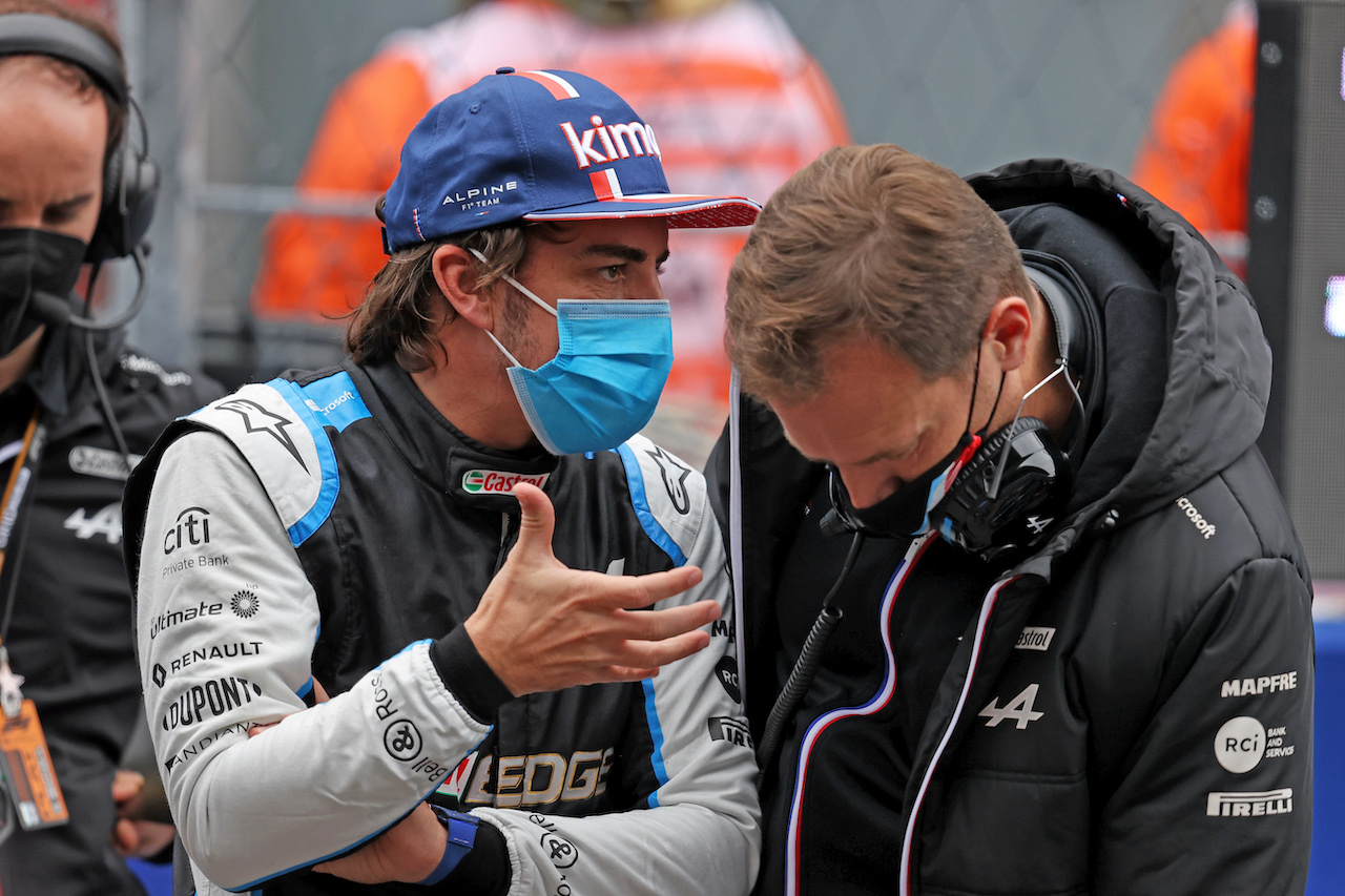 GP RUSSIA, (L to R): Fernando Alonso (ESP) Alpine F1 Team with Marcin Budkowski (POL) Alpine F1 Team Executive Director on the grid.
26.09.2021. Formula 1 World Championship, Rd 15, Russian Grand Prix, Sochi Autodrom, Sochi, Russia, Gara Day.
- www.xpbimages.com, EMail: requests@xpbimages.com © Copyright: Moy / XPB Images