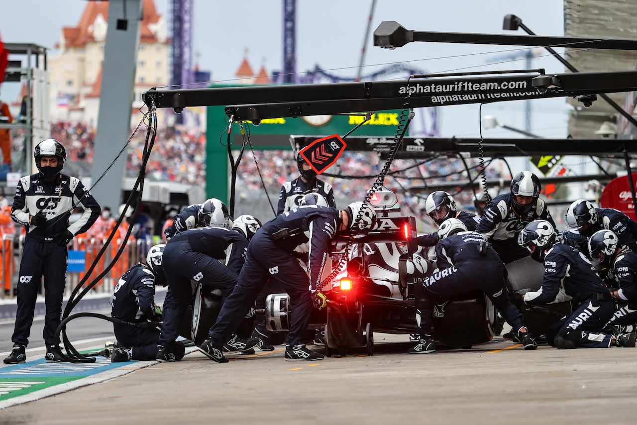 GP RUSSIA, Yuki Tsunoda (JPN) AlphaTauri AT02 makes a pit stop.
26.09.2021. Formula 1 World Championship, Rd 15, Russian Grand Prix, Sochi Autodrom, Sochi, Russia, Gara Day.
- www.xpbimages.com, EMail: requests@xpbimages.com © Copyright: Charniaux / XPB Images