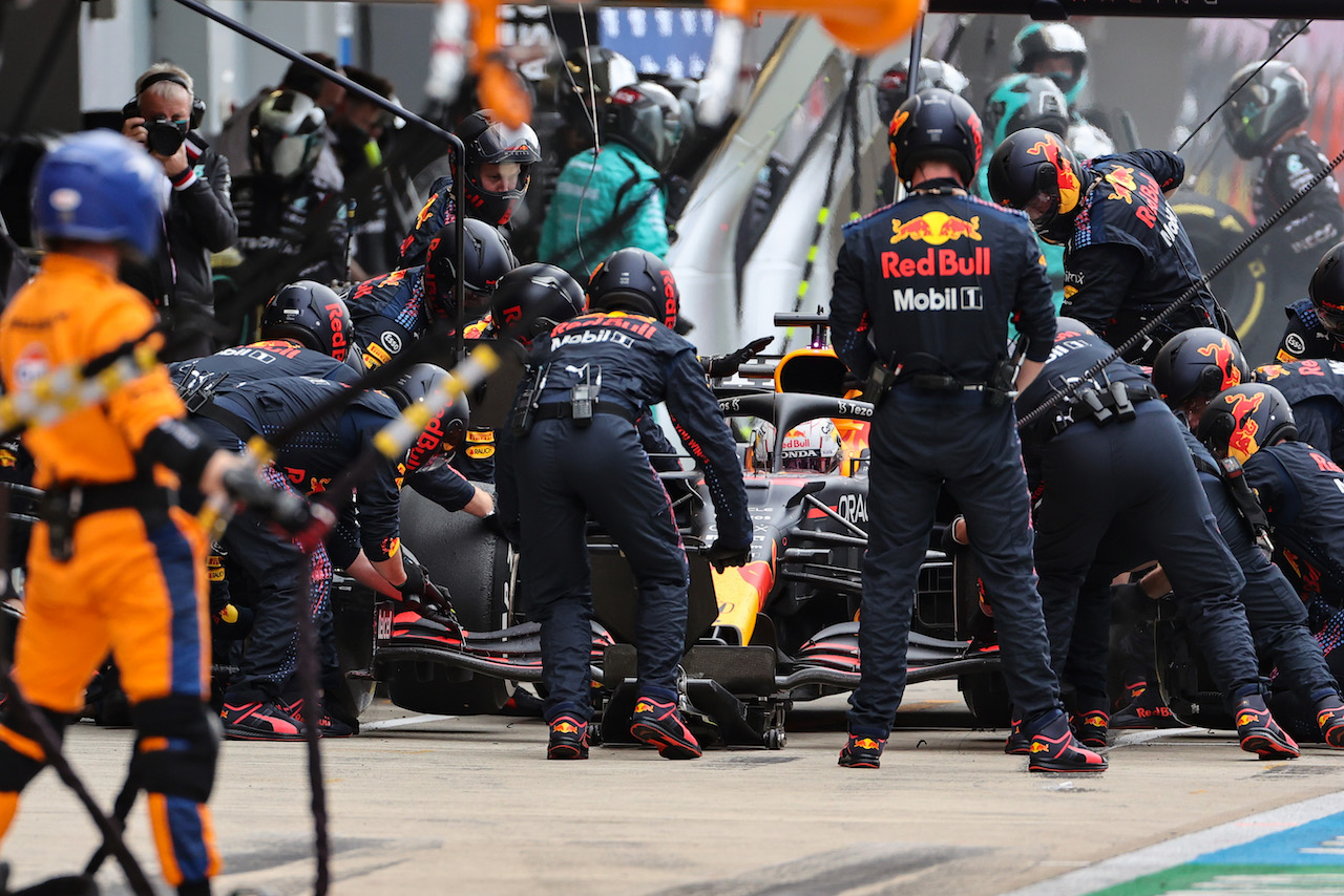 GP RUSSIA, Max Verstappen (NLD) Red Bull Racing RB16B makes a pit stop.
26.09.2021. Formula 1 World Championship, Rd 15, Russian Grand Prix, Sochi Autodrom, Sochi, Russia, Gara Day.
- www.xpbimages.com, EMail: requests@xpbimages.com © Copyright: Charniaux / XPB Images