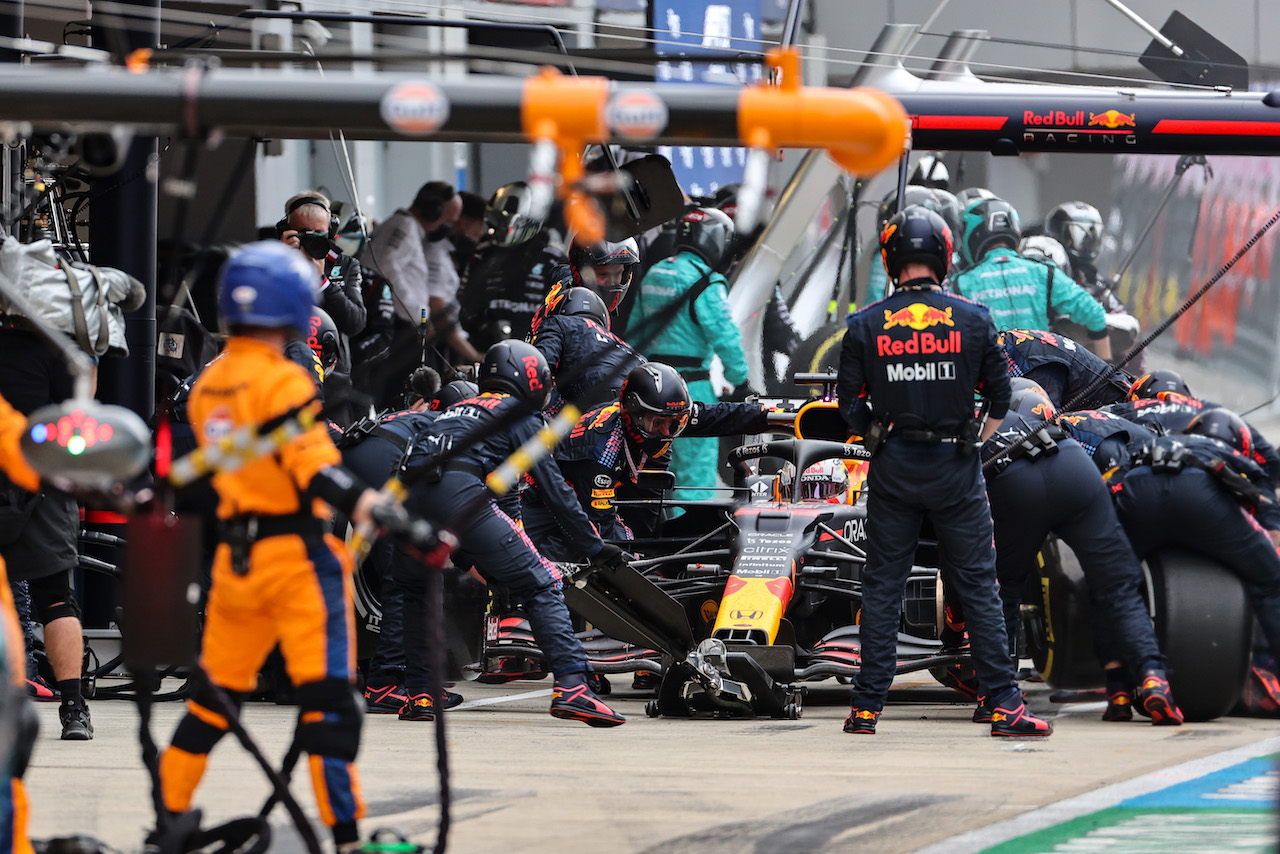 GP RUSSIA, Max Verstappen (NLD) Red Bull Racing RB16B makes a pit stop.
26.09.2021. Formula 1 World Championship, Rd 15, Russian Grand Prix, Sochi Autodrom, Sochi, Russia, Gara Day.
- www.xpbimages.com, EMail: requests@xpbimages.com © Copyright: Charniaux / XPB Images