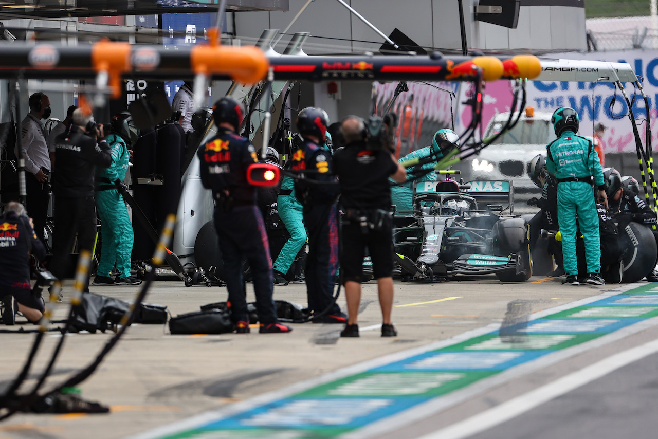 GP RUSSIA, Valtteri Bottas (FIN) Mercedes AMG F1 W12 makes a pit stop.
26.09.2021. Formula 1 World Championship, Rd 15, Russian Grand Prix, Sochi Autodrom, Sochi, Russia, Gara Day.
- www.xpbimages.com, EMail: requests@xpbimages.com © Copyright: Charniaux / XPB Images