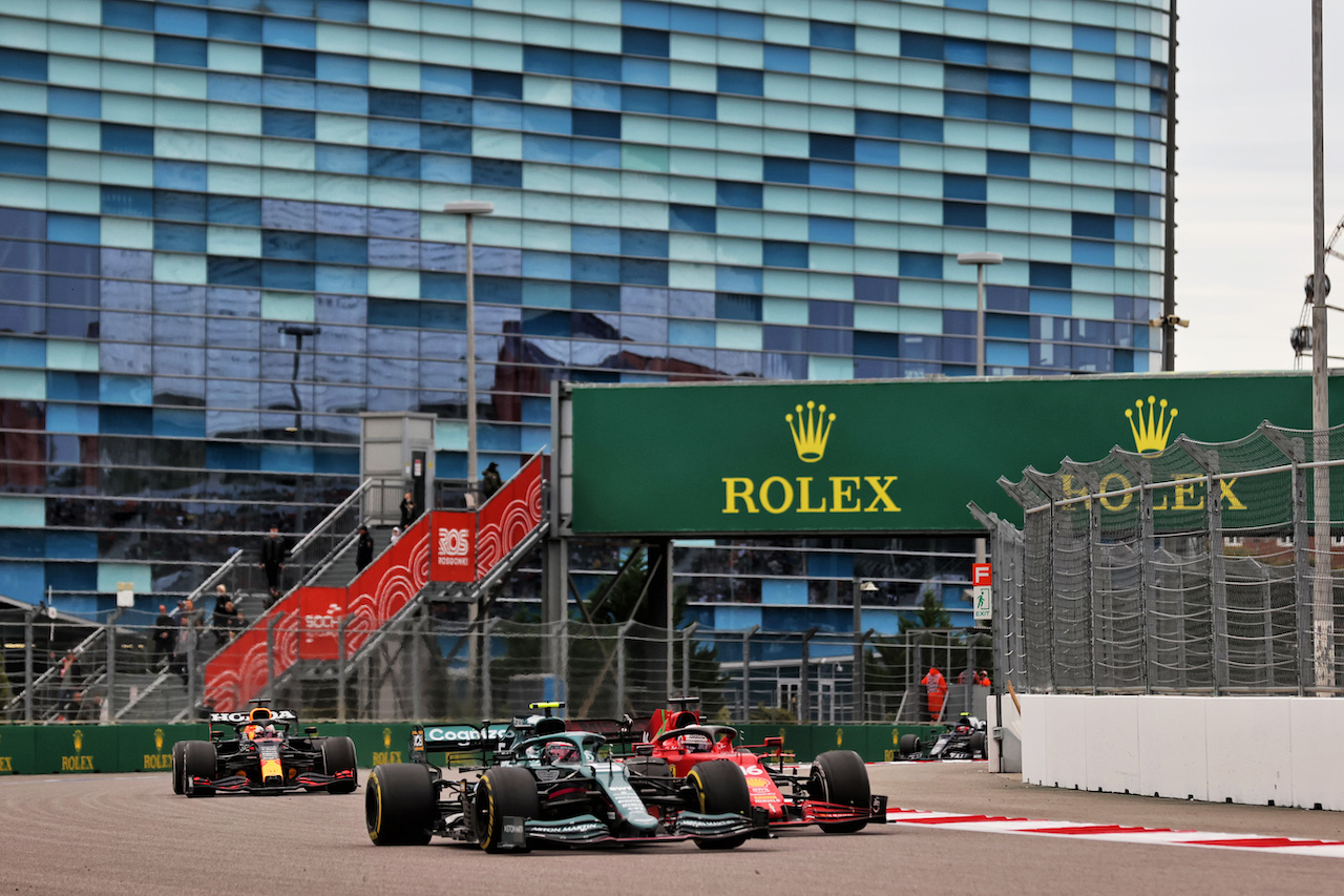 GP RUSSIA, Sebastian Vettel (GER) Aston Martin F1 Team AMR21 e Charles Leclerc (MON) Ferrari SF-21 battle for position.
26.09.2021. Formula 1 World Championship, Rd 15, Russian Grand Prix, Sochi Autodrom, Sochi, Russia, Gara Day.
- www.xpbimages.com, EMail: requests@xpbimages.com © Copyright: Batchelor / XPB Images