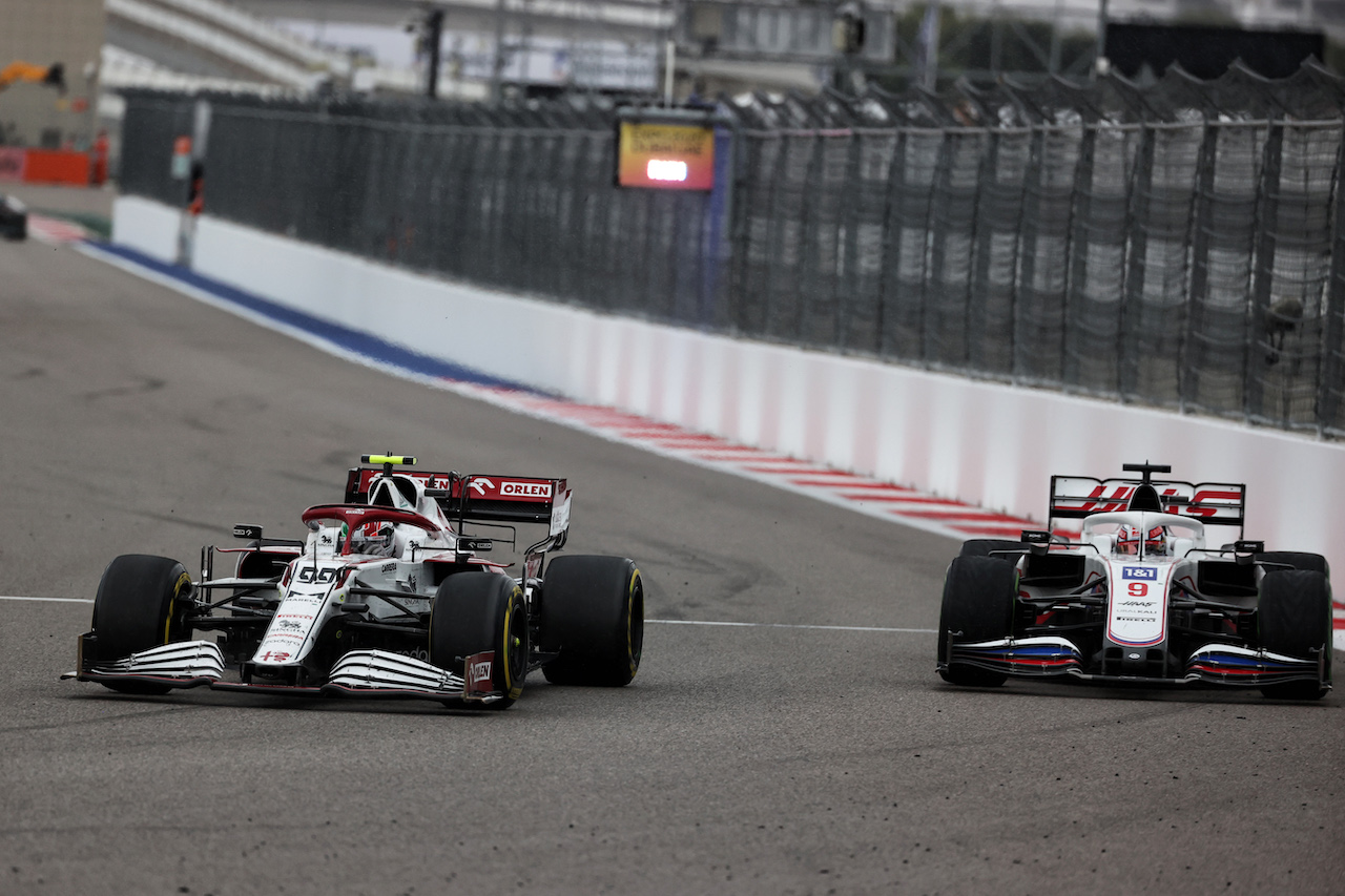 GP RUSSIA, Antonio Giovinazzi (ITA) Alfa Romeo Racing C41 e Nikita Mazepin (RUS) Haas F1 Team VF-21 battle for position.
26.09.2021. Formula 1 World Championship, Rd 15, Russian Grand Prix, Sochi Autodrom, Sochi, Russia, Gara Day.
- www.xpbimages.com, EMail: requests@xpbimages.com © Copyright: Batchelor / XPB Images