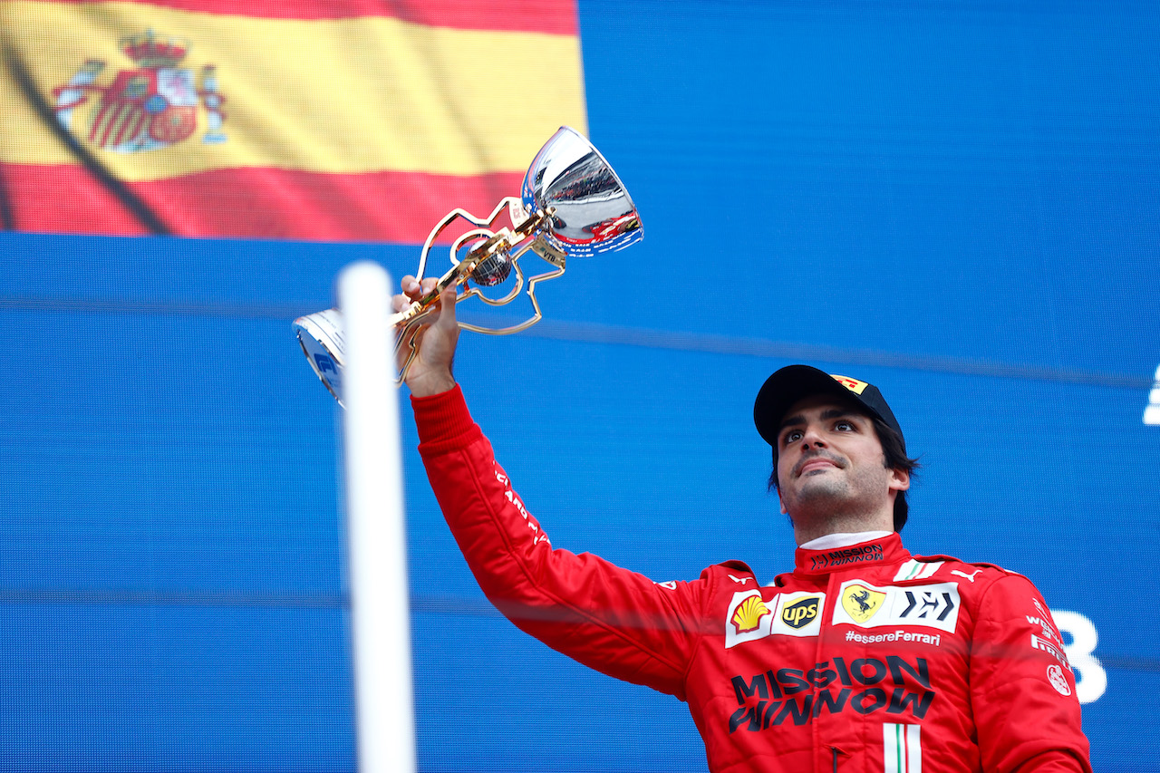 GP RUSSIA, Carlos Sainz Jr (ESP) Ferrari celebrates his third position on the podium.
26.09.2021. Formula 1 World Championship, Rd 15, Russian Grand Prix, Sochi Autodrom, Sochi, Russia, Gara Day.
- www.xpbimages.com, EMail: requests@xpbimages.com © Copyright: FIA Pool Image for Editorial Use Only