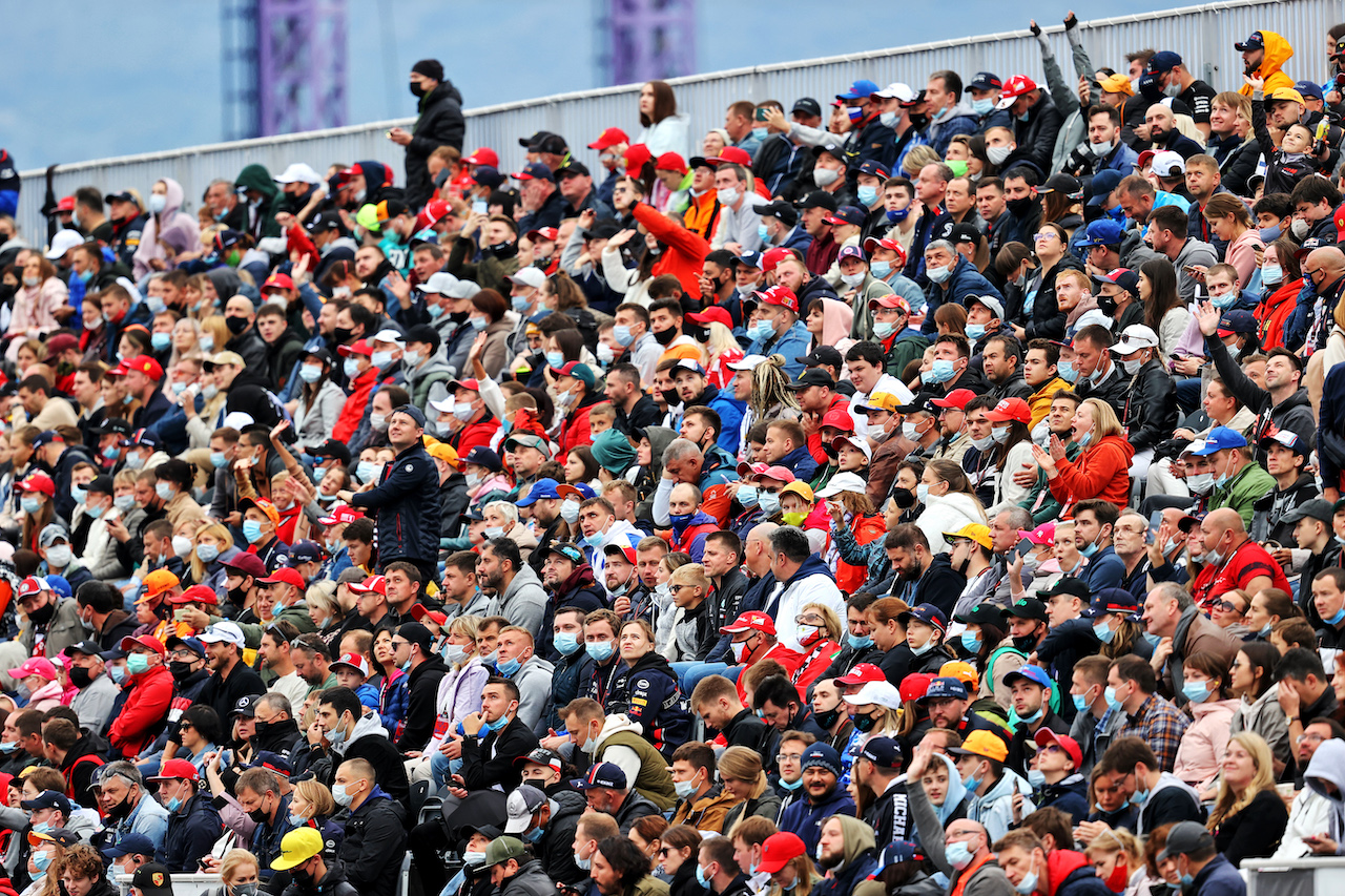 GP RUSSIA, Circuit Atmosfera - fans in the grandstand.
26.09.2021. Formula 1 World Championship, Rd 15, Russian Grand Prix, Sochi Autodrom, Sochi, Russia, Gara Day.
- www.xpbimages.com, EMail: requests@xpbimages.com © Copyright: Moy / XPB Images