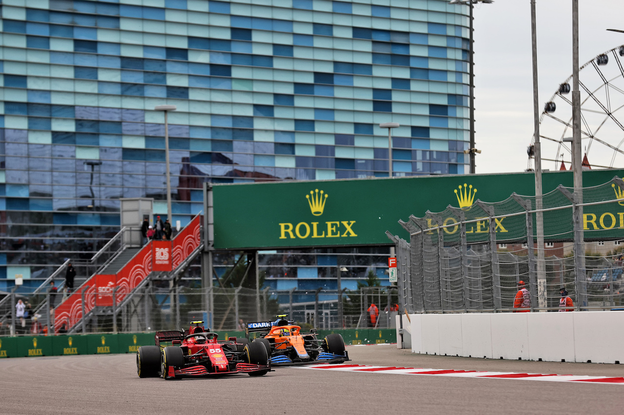 GP RUSSIA, Carlos Sainz Jr (ESP) Ferrari SF-21 e Lando Norris (GBR) McLaren MCL35M battle for the lead of the race.
26.09.2021. Formula 1 World Championship, Rd 15, Russian Grand Prix, Sochi Autodrom, Sochi, Russia, Gara Day.
- www.xpbimages.com, EMail: requests@xpbimages.com © Copyright: Batchelor / XPB Images