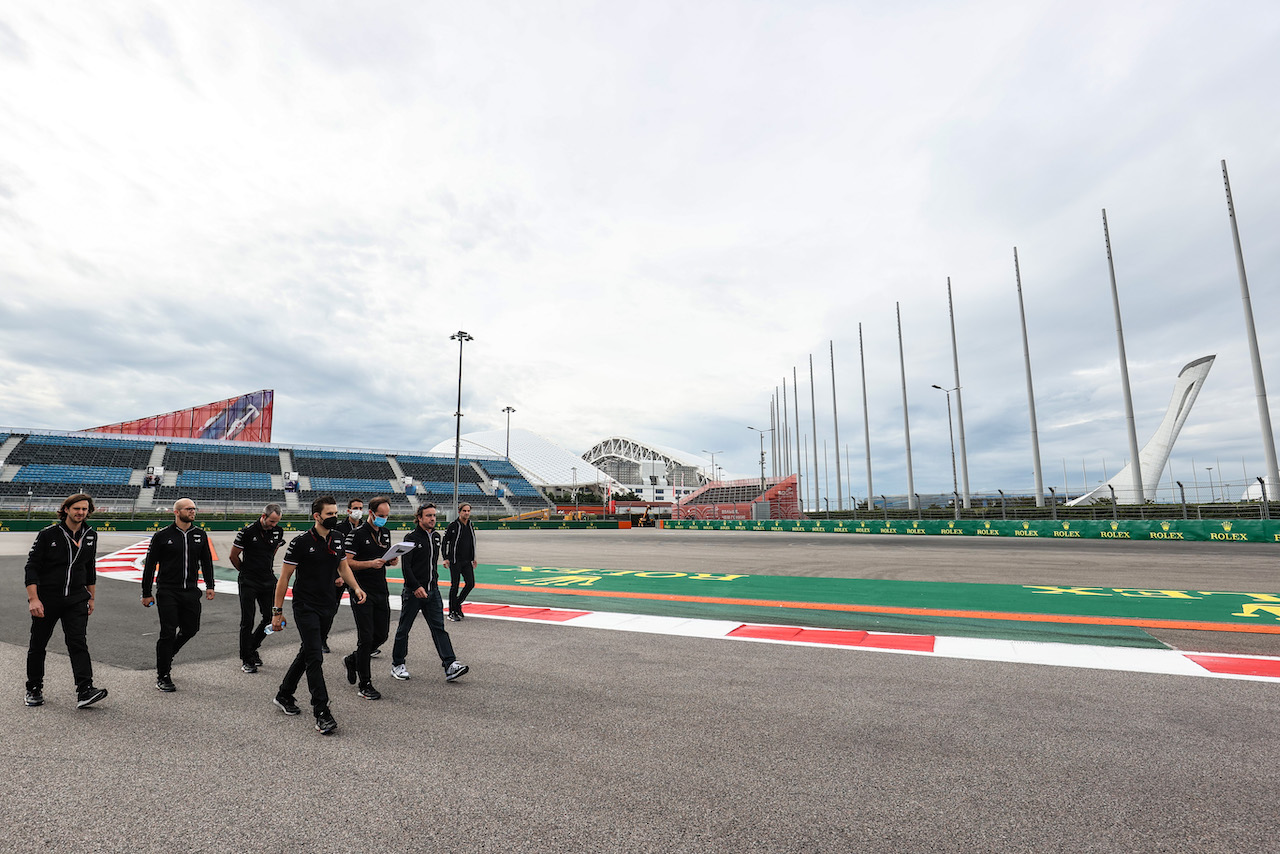 GP RUSSIA, Fernando Alonso (ESP) Alpine F1 Team walks the circuit with the team.
23.09.2021. Formula 1 World Championship, Rd 15, Russian Grand Prix, Sochi Autodrom, Sochi, Russia, Preparation Day.
- www.xpbimages.com, EMail: requests@xpbimages.com © Copyright: Charniaux / XPB Images