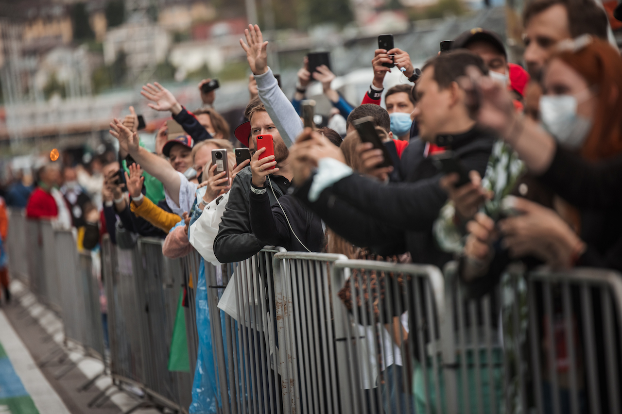 GP RUSSIA, Circuit Atmosfera - fans in the pits.
23.09.2021. Formula 1 World Championship, Rd 15, Russian Grand Prix, Sochi Autodrom, Sochi, Russia, Preparation Day.
- www.xpbimages.com, EMail: requests@xpbimages.com © Copyright: Bearne / XPB Images