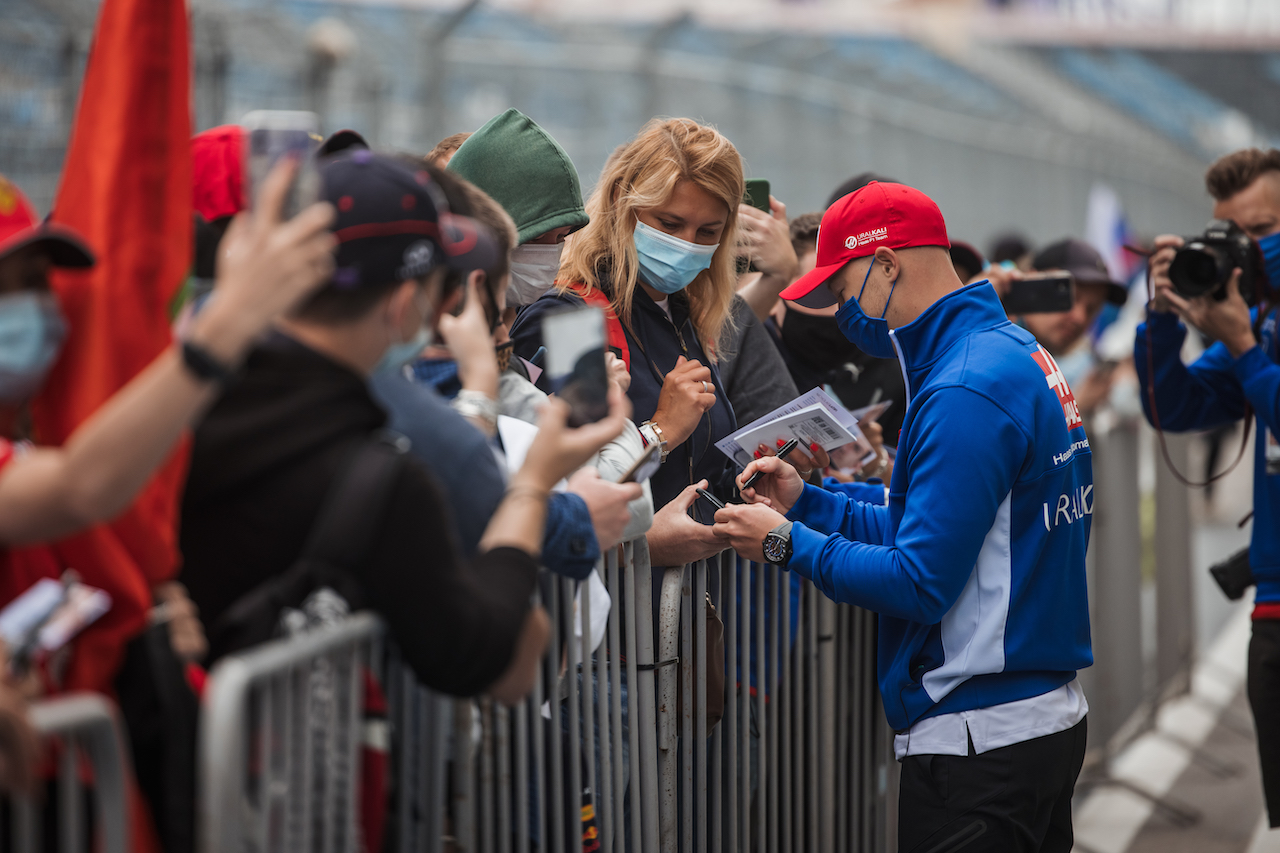 GP RUSSIA, Nikita Mazepin (RUS) Haas F1 Team signs autographs for the fans in the pits.
23.09.2021. Formula 1 World Championship, Rd 15, Russian Grand Prix, Sochi Autodrom, Sochi, Russia, Preparation Day.
- www.xpbimages.com, EMail: requests@xpbimages.com © Copyright: Bearne / XPB Images