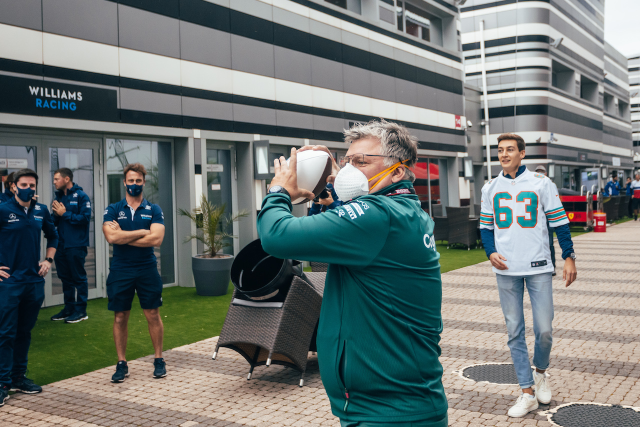 GP RUSSIA, Otmar Szafnauer (USA) Aston Martin F1 Team Principal e CEO plays American Football in the paddock.
23.09.2021. Formula 1 World Championship, Rd 15, Russian Grand Prix, Sochi Autodrom, Sochi, Russia, Preparation Day.
- www.xpbimages.com, EMail: requests@xpbimages.com © Copyright: Bearne / XPB Images