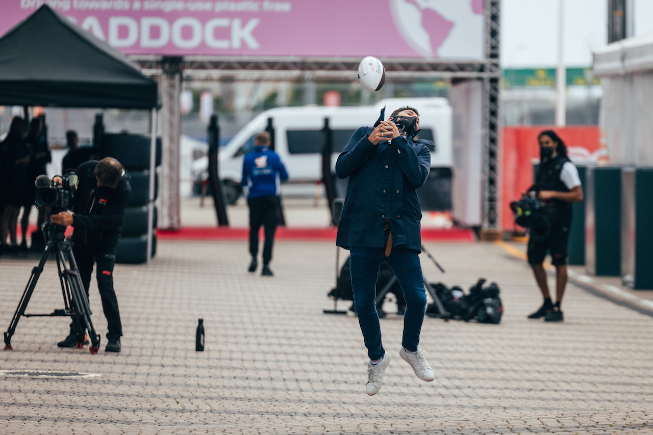GP RUSSIA, Will Buxton (GBR) F1 Digital Presenter plays American Football in the paddock.
23.09.2021. Formula 1 World Championship, Rd 15, Russian Grand Prix, Sochi Autodrom, Sochi, Russia, Preparation Day.
- www.xpbimages.com, EMail: requests@xpbimages.com © Copyright: Bearne / XPB Images