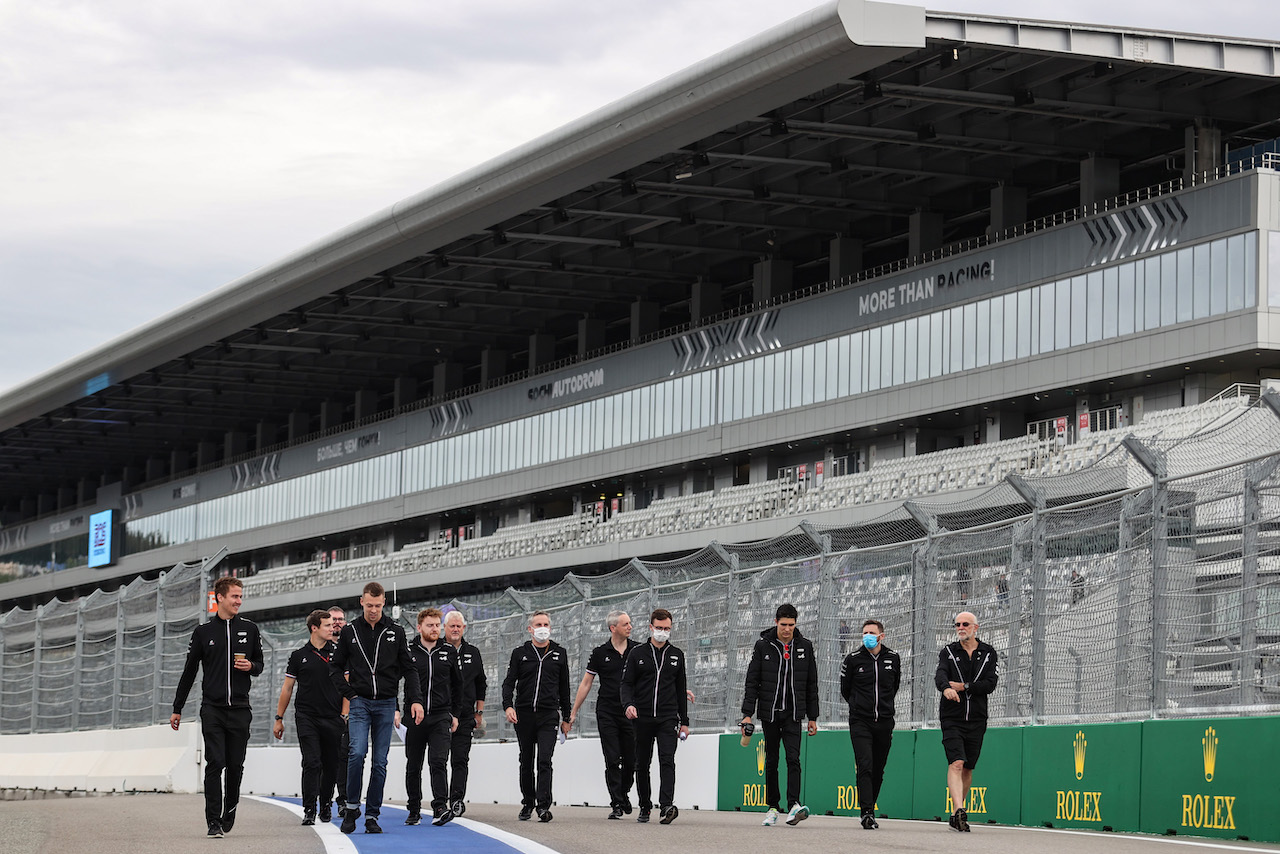 GP RUSSIA, Esteban Ocon (FRA) Alpine F1 Team e Daniil Kvyat (RUS) Alpine F1 Team Reserve Driver walk the circuit with the team.
23.09.2021. Formula 1 World Championship, Rd 15, Russian Grand Prix, Sochi Autodrom, Sochi, Russia, Preparation Day.
- www.xpbimages.com, EMail: requests@xpbimages.com © Copyright: Charniaux / XPB Images