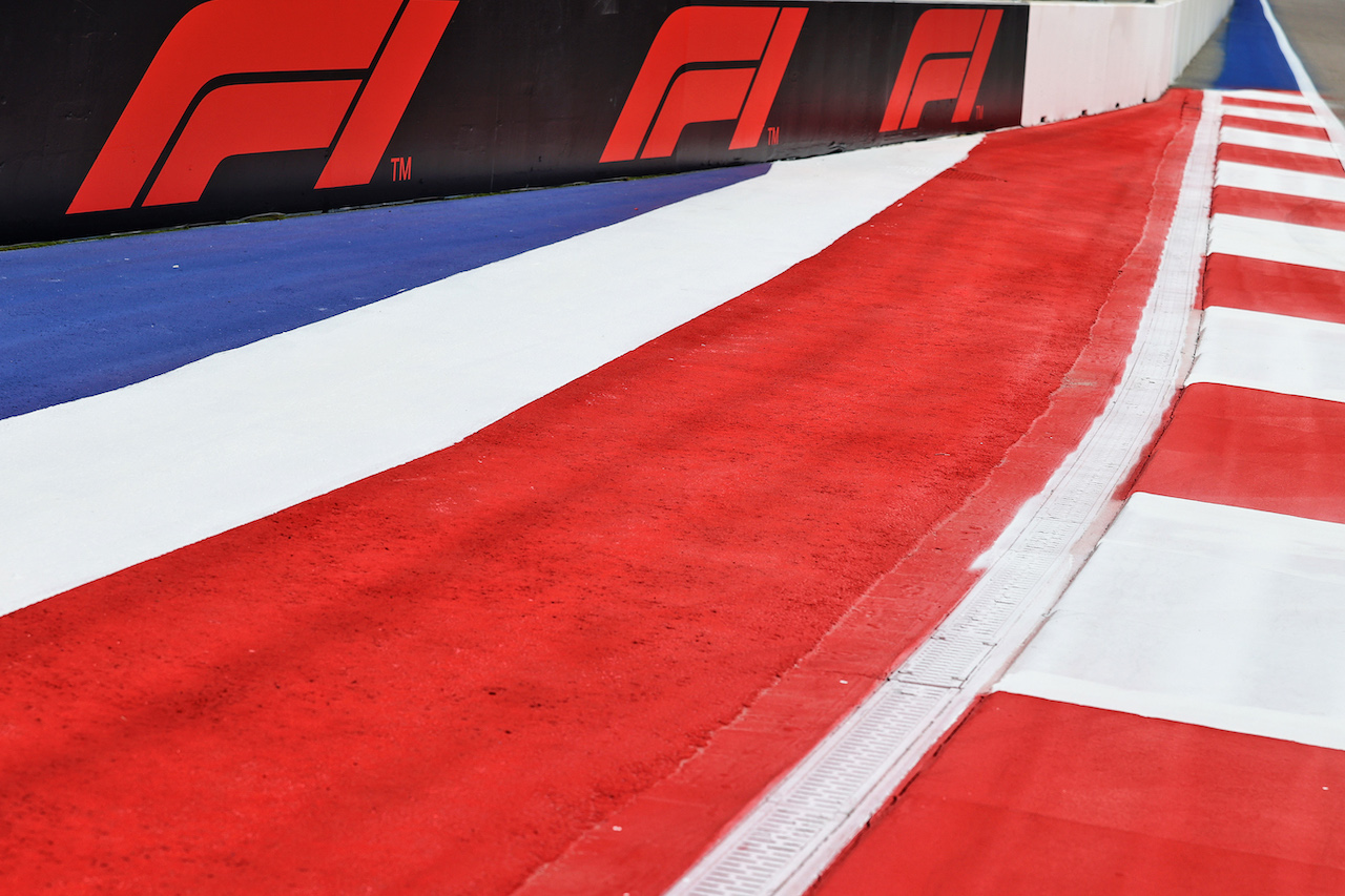 GP RUSSIA, Circuit Atmosfera - kerb detail.
23.09.2021. Formula 1 World Championship, Rd 15, Russian Grand Prix, Sochi Autodrom, Sochi, Russia, Preparation Day.
- www.xpbimages.com, EMail: requests@xpbimages.com © Copyright: Moy / XPB Images