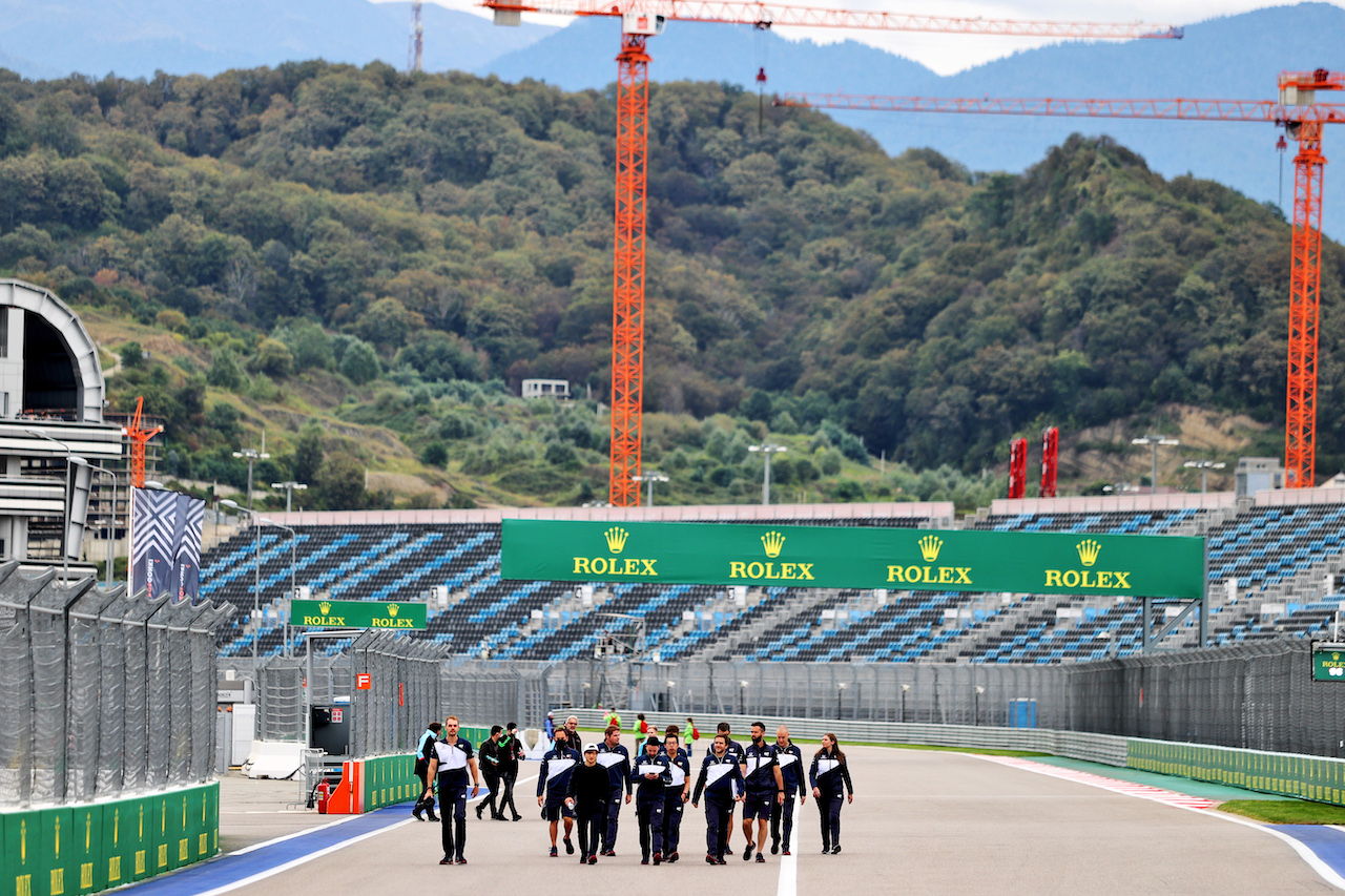 GP RUSSIA, Yuki Tsunoda (JPN) AlphaTauri walks the circuit with the team.
23.09.2021. Formula 1 World Championship, Rd 15, Russian Grand Prix, Sochi Autodrom, Sochi, Russia, Preparation Day.
- www.xpbimages.com, EMail: requests@xpbimages.com © Copyright: Moy / XPB Images