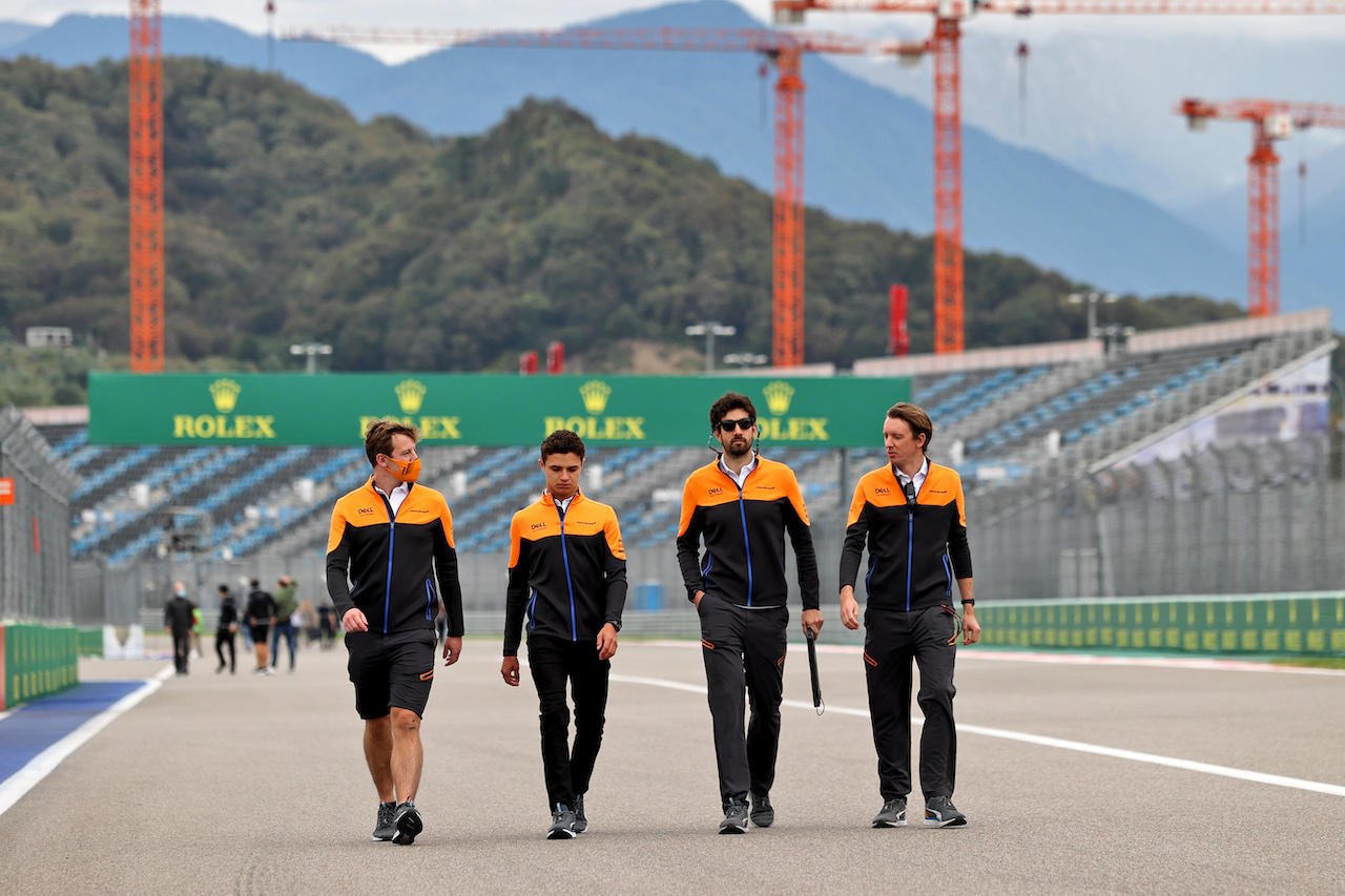 GP RUSSIA, Lando Norris (GBR) McLaren walks the circuit with the team.
23.09.2021. Formula 1 World Championship, Rd 15, Russian Grand Prix, Sochi Autodrom, Sochi, Russia, Preparation Day.
- www.xpbimages.com, EMail: requests@xpbimages.com © Copyright: Moy / XPB Images