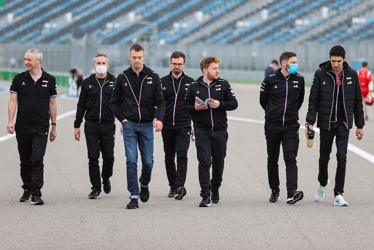GP RUSSIA, Daniil Kvyat (RUS) Alpine F1 Team Reserve Driver e Esteban Ocon (FRA) Alpine F1 Team walk the circuit with the team.
23.09.2021. Formula 1 World Championship, Rd 15, Russian Grand Prix, Sochi Autodrom, Sochi, Russia, Preparation Day.
- www.xpbimages.com, EMail: requests@xpbimages.com © Copyright: Charniaux / XPB Images