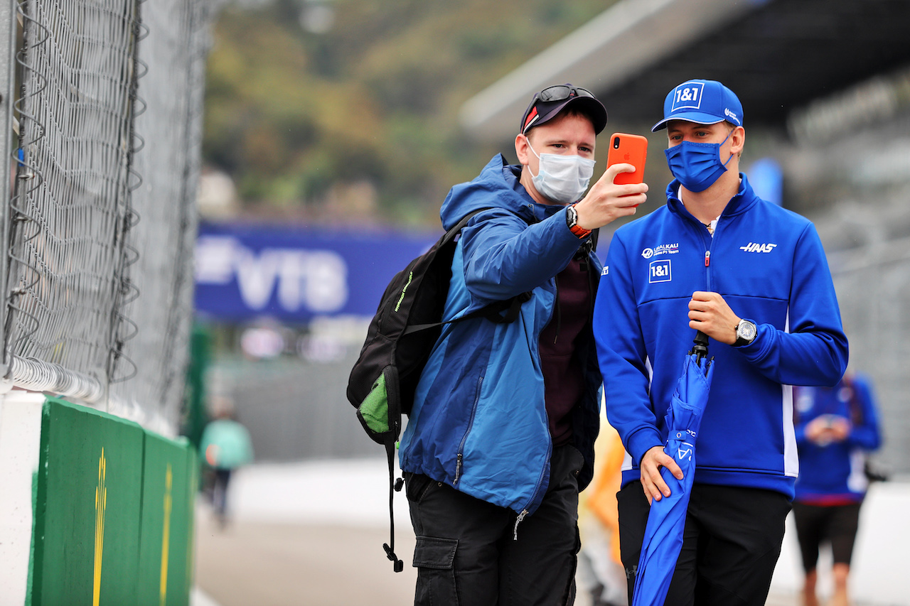 GP RUSSIA, Mick Schumacher (GER) Haas F1 Team with a fan.
23.09.2021. Formula 1 World Championship, Rd 15, Russian Grand Prix, Sochi Autodrom, Sochi, Russia, Preparation Day.
- www.xpbimages.com, EMail: requests@xpbimages.com © Copyright: Moy / XPB Images