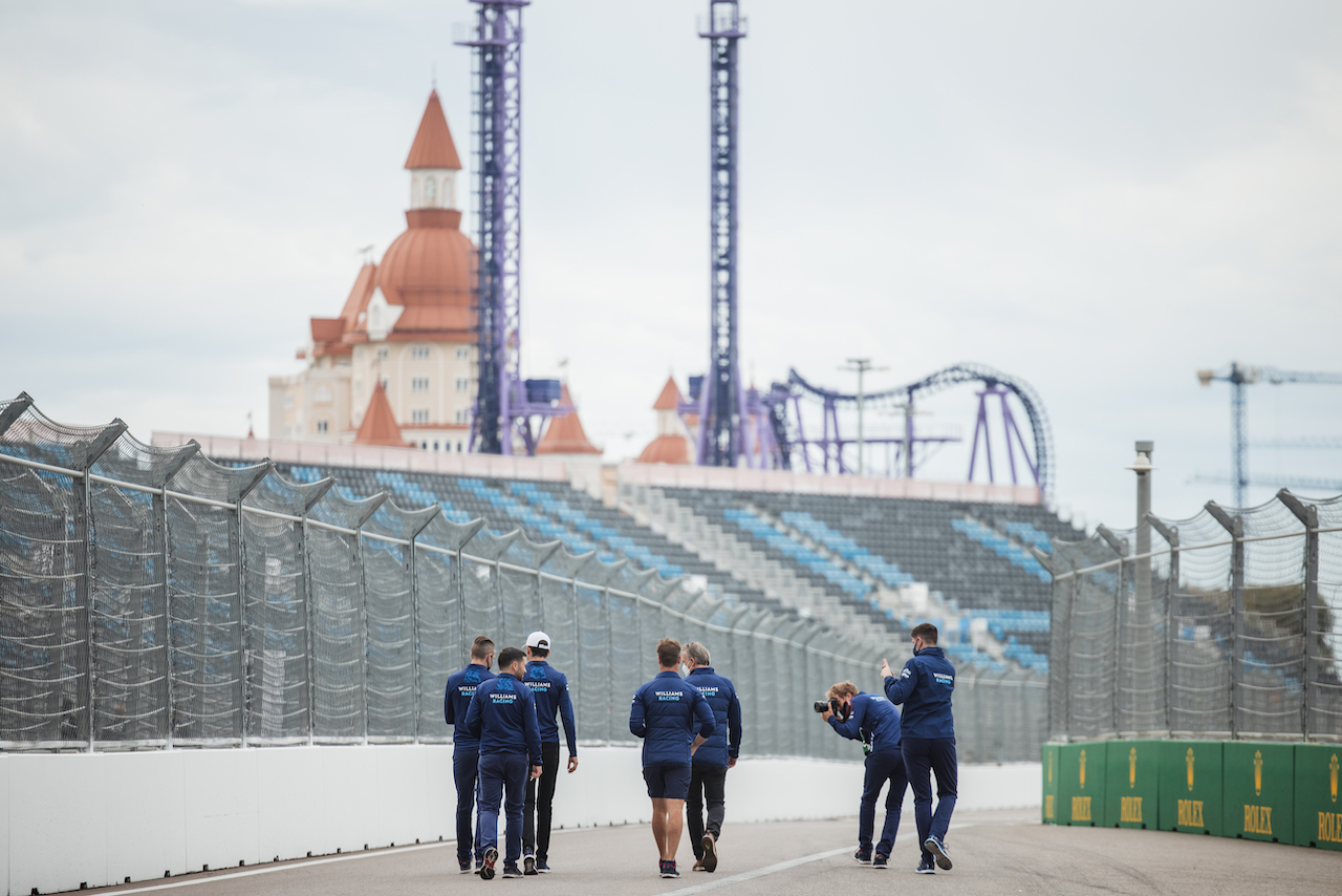 GP RUSSIA, Nicholas Latifi (CDN) Williams Racing walks the circuit with the team.
23.09.2021. Formula 1 World Championship, Rd 15, Russian Grand Prix, Sochi Autodrom, Sochi, Russia, Preparation Day.
- www.xpbimages.com, EMail: requests@xpbimages.com © Copyright: Bearne / XPB Images