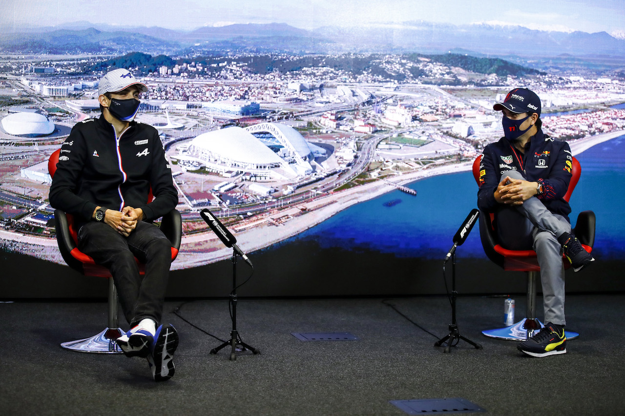 GP RUSSIA, (L to R): Esteban Ocon (FRA) Alpine F1 Team e Sergio Perez (MEX) Red Bull Racing in the FIA Press Conference.
23.09.2021. Formula 1 World Championship, Rd 15, Russian Grand Prix, Sochi Autodrom, Sochi, Russia, Preparation Day.
- www.xpbimages.com, EMail: requests@xpbimages.com © Copyright: FIA Pool Image for Editorial Use Only