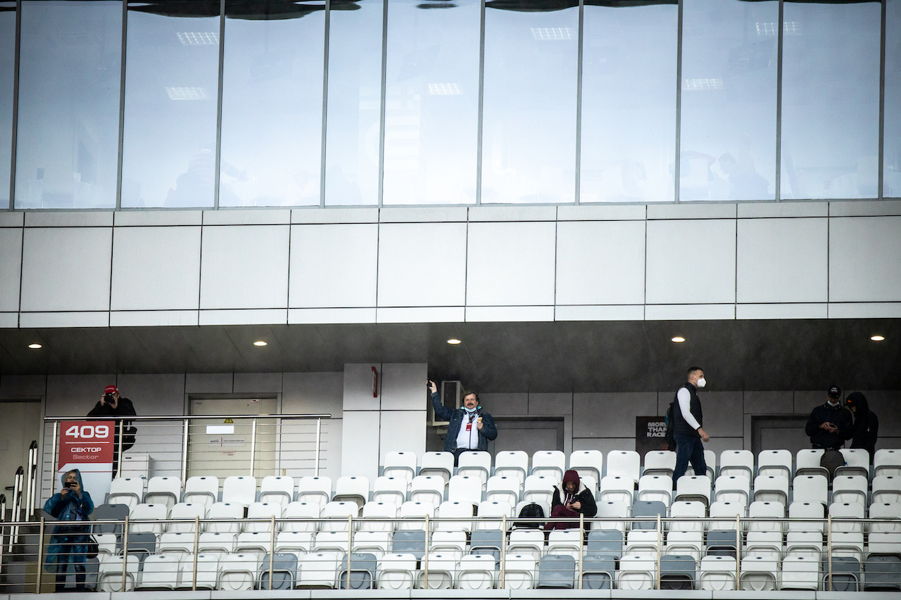 GP RUSSIA, Circuit Atmosfera - a few fans in the grandstand.
25.09.2021. Formula 1 World Championship, Rd 15, Russian Grand Prix, Sochi Autodrom, Sochi, Russia, Qualifiche Day.
- www.xpbimages.com, EMail: requests@xpbimages.com © Copyright: Bearne / XPB Images