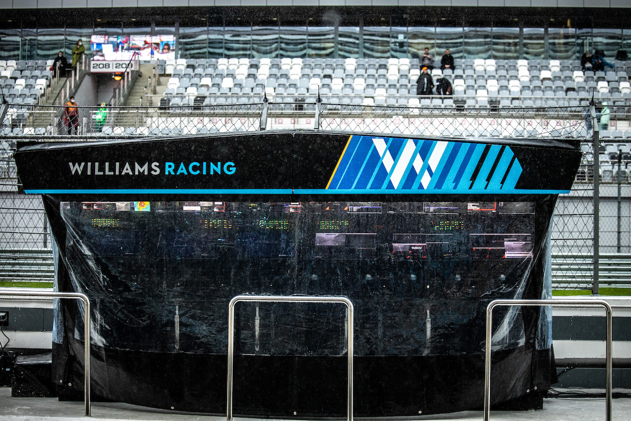 GP RUSSIA, Williams Racing pit gantry in the heavy rain.
25.09.2021. Formula 1 World Championship, Rd 15, Russian Grand Prix, Sochi Autodrom, Sochi, Russia, Qualifiche Day.
- www.xpbimages.com, EMail: requests@xpbimages.com © Copyright: Bearne / XPB Images