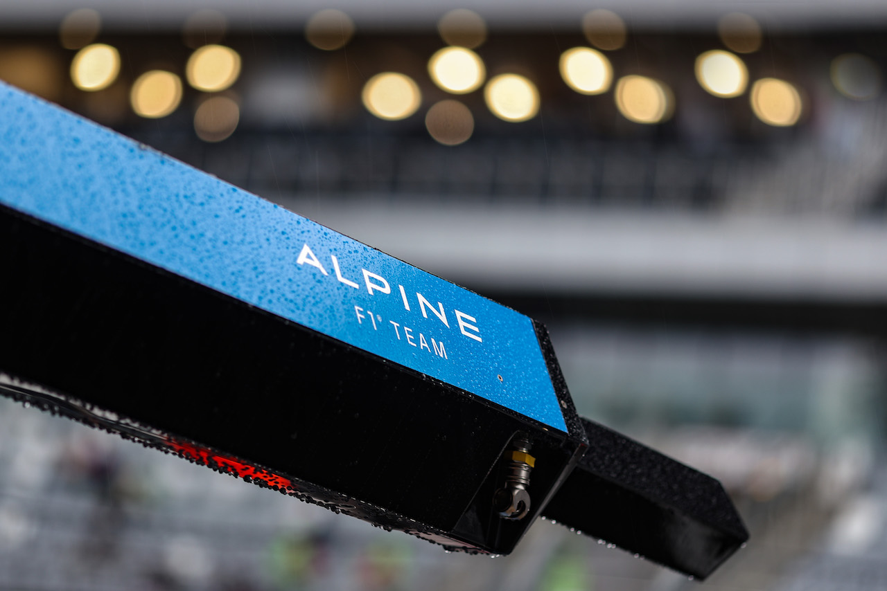 GP RUSSIA, Alpine F1 Team pit equipment in the rain.
25.09.2021. Formula 1 World Championship, Rd 15, Russian Grand Prix, Sochi Autodrom, Sochi, Russia, Qualifiche Day.
- www.xpbimages.com, EMail: requests@xpbimages.com © Copyright: Charniaux / XPB Images