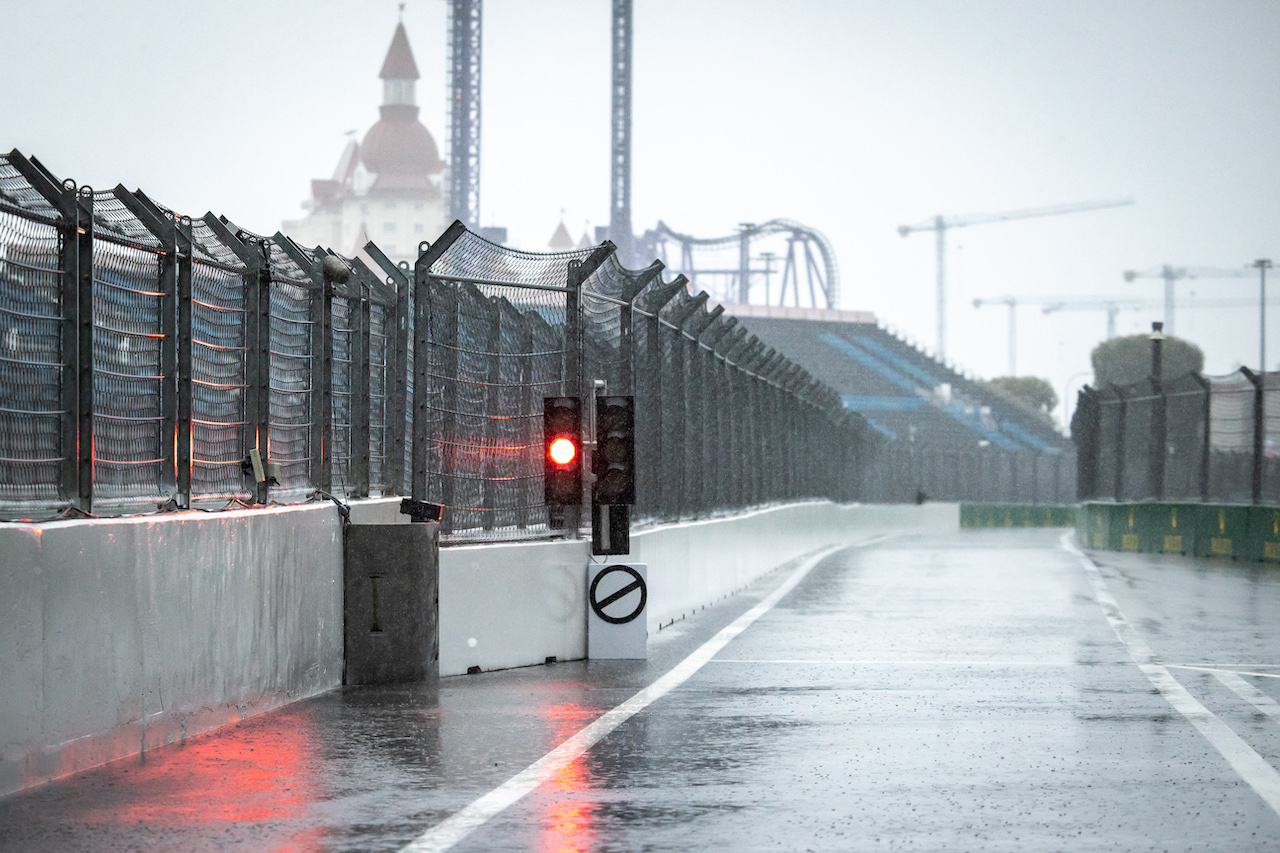 GP RUSSIA, Circuit Atmosfera - a wet pit lane as rain falls.
25.09.2021. Formula 1 World Championship, Rd 15, Russian Grand Prix, Sochi Autodrom, Sochi, Russia, Qualifiche Day.
- www.xpbimages.com, EMail: requests@xpbimages.com © Copyright: Bearne / XPB Images
