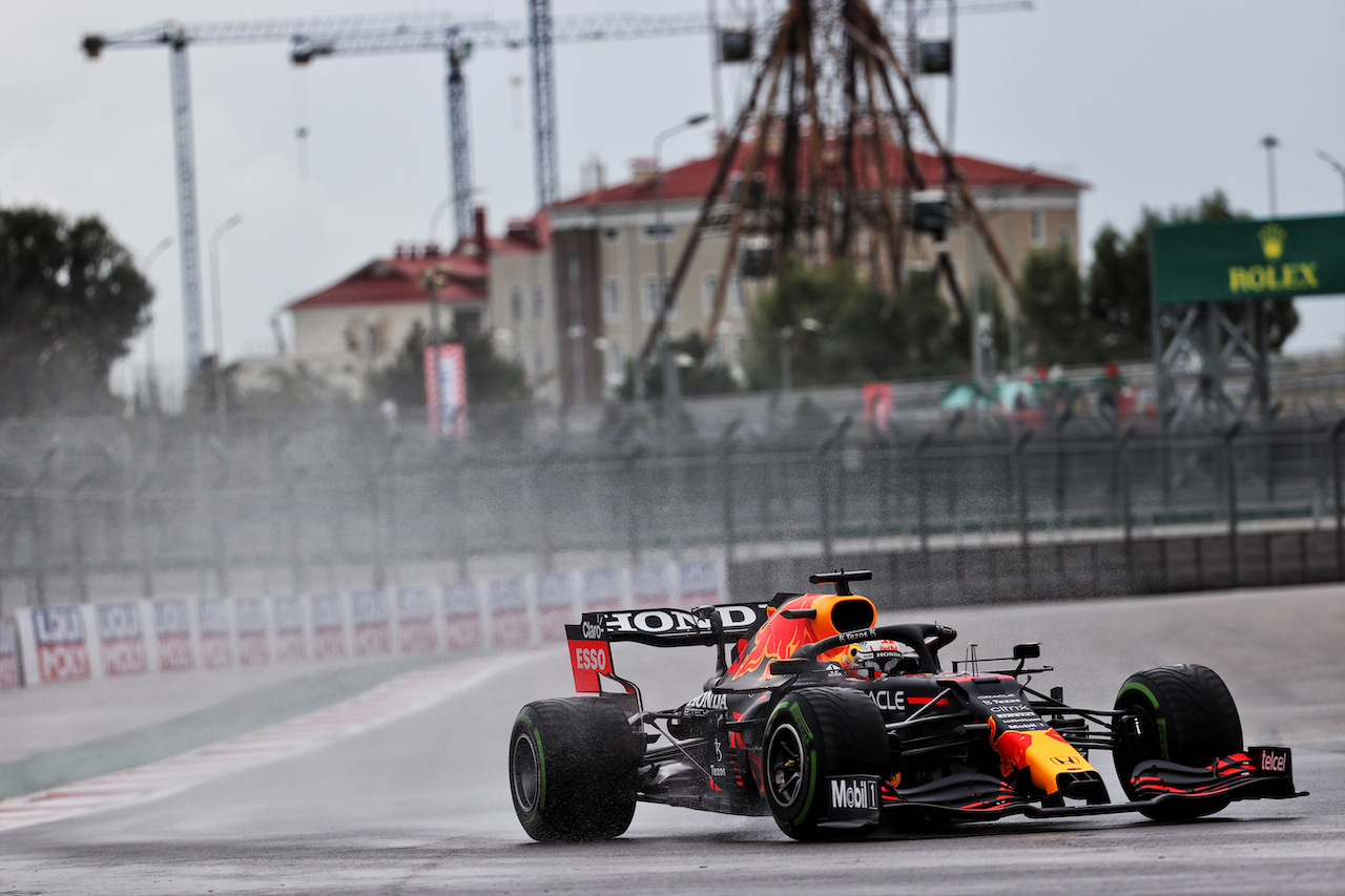 GP RUSSIA, Max Verstappen (NLD) Red Bull Racing RB16B.
25.09.2021. Formula 1 World Championship, Rd 15, Russian Grand Prix, Sochi Autodrom, Sochi, Russia, Qualifiche Day.
- www.xpbimages.com, EMail: requests@xpbimages.com © Copyright: Batchelor / XPB Images