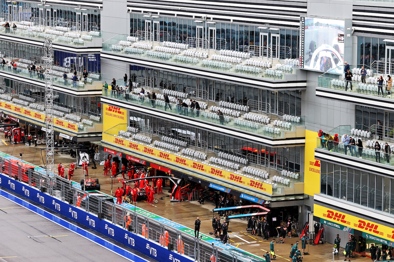 GP RUSSIA, Carlos Sainz Jr (ESP) Ferrari SF-21 e Charles Leclerc (MON) Ferrari SF-21 in the pits.
25.09.2021. Formula 1 World Championship, Rd 15, Russian Grand Prix, Sochi Autodrom, Sochi, Russia, Qualifiche Day.
- www.xpbimages.com, EMail: requests@xpbimages.com © Copyright: Moy / XPB Images