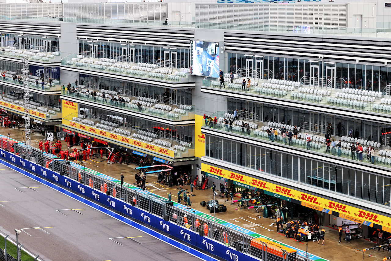 GP RUSSIA, Lance Stroll (CDN) Aston Martin F1 Team AMR21 e Lando Norris (GBR) McLaren MCL35M in the pits.
25.09.2021. Formula 1 World Championship, Rd 15, Russian Grand Prix, Sochi Autodrom, Sochi, Russia, Qualifiche Day.
- www.xpbimages.com, EMail: requests@xpbimages.com © Copyright: Moy / XPB Images