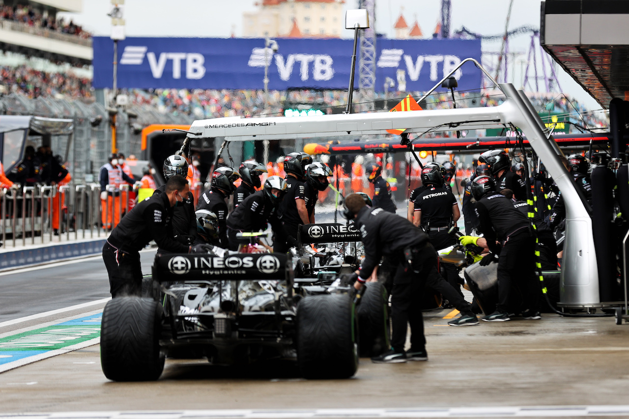GP RUSSIA, Lewis Hamilton (GBR) Mercedes AMG F1 W12 e Valtteri Bottas (FIN) Mercedes AMG F1 W12 in the pits.
25.09.2021. Formula 1 World Championship, Rd 15, Russian Grand Prix, Sochi Autodrom, Sochi, Russia, Qualifiche Day.
- www.xpbimages.com, EMail: requests@xpbimages.com © Copyright: Batchelor / XPB Images