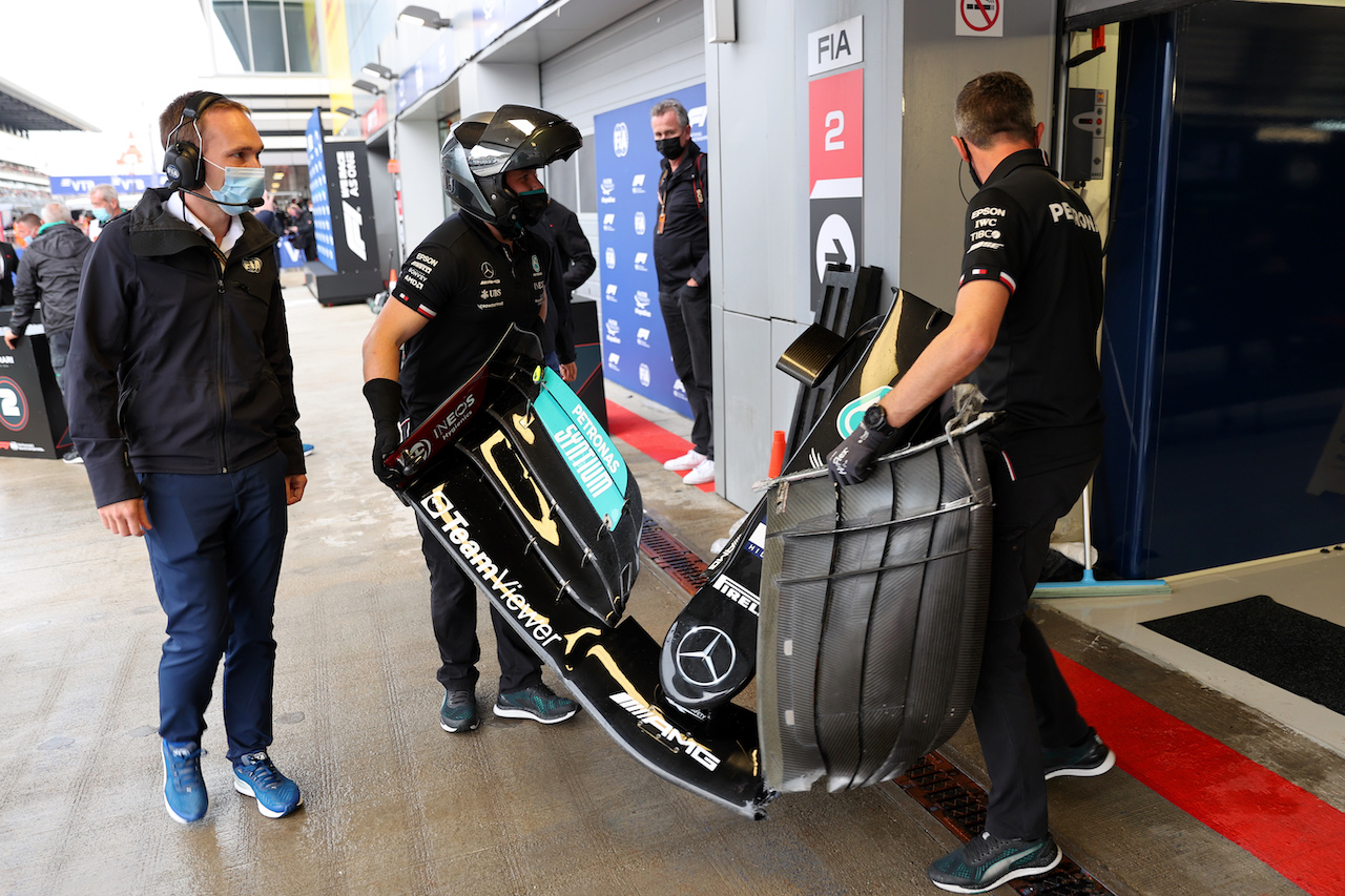 GP RUSSIA, Lewis Hamilton (GBR) Mercedes AMG F1 W12 has a front wing change during qualifying.
25.09.2021. Formula 1 World Championship, Rd 15, Russian Grand Prix, Sochi Autodrom, Sochi, Russia, Qualifiche Day.
- www.xpbimages.com, EMail: requests@xpbimages.com © Copyright: Batchelor / XPB Images