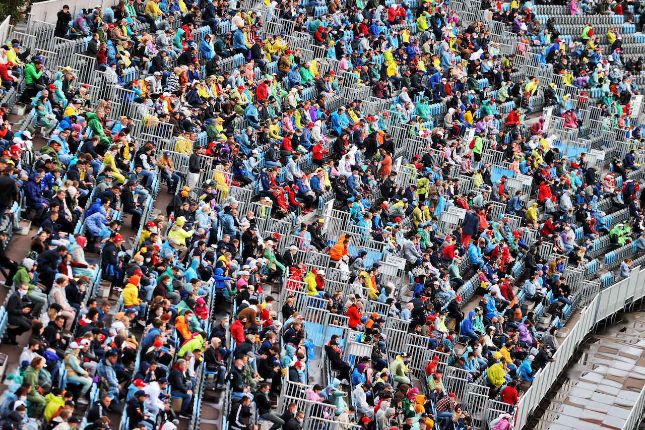 GP RUSSIA, Circuit Atmosfera - fans in the grandstand.
25.09.2021. Formula 1 World Championship, Rd 15, Russian Grand Prix, Sochi Autodrom, Sochi, Russia, Qualifiche Day.
- www.xpbimages.com, EMail: requests@xpbimages.com © Copyright: Moy / XPB Images