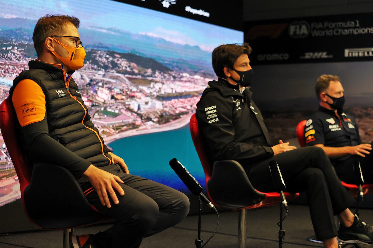 GP RUSSIA, (L to R): Andreas Seidl, McLaren Managing Director; Toto Wolff (GER) Mercedes AMG F1 Shareholder e Executive Director, e Christian Horner (GBR) Red Bull Racing Team Principal in the FIA Press Conference.
24.09.2021. Formula 1 World Championship, Rd 15, Russian Grand Prix, Sochi Autodrom, Sochi, Russia, Practice Day.
- www.xpbimages.com, EMail: requests@xpbimages.com © Copyright: Moy / XPB Images