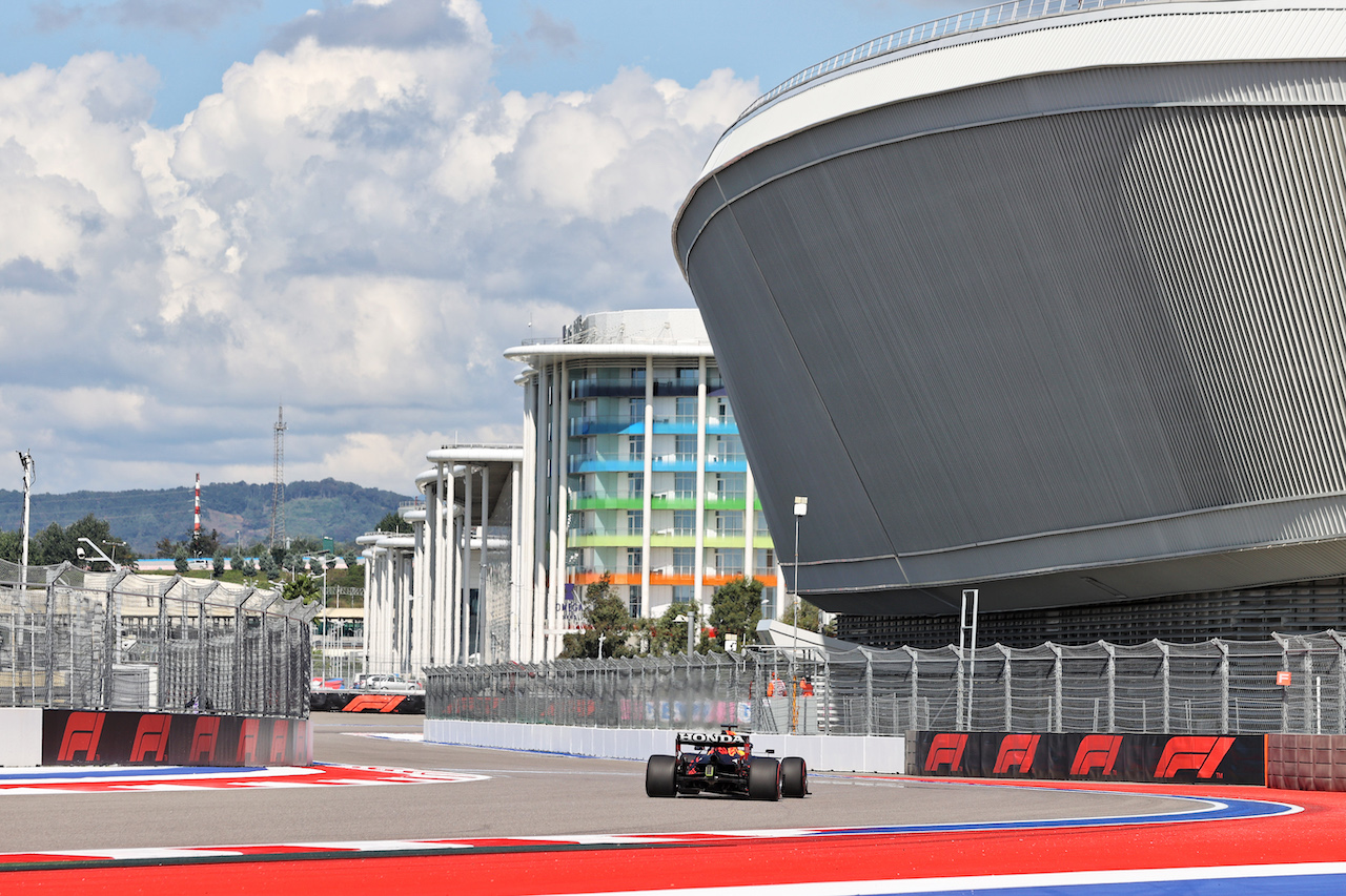 GP RUSSIA, Max Verstappen (NLD) Red Bull Racing RB16B.
24.09.2021. Formula 1 World Championship, Rd 15, Russian Grand Prix, Sochi Autodrom, Sochi, Russia, Practice Day.
- www.xpbimages.com, EMail: requests@xpbimages.com © Copyright: Moy / XPB Images